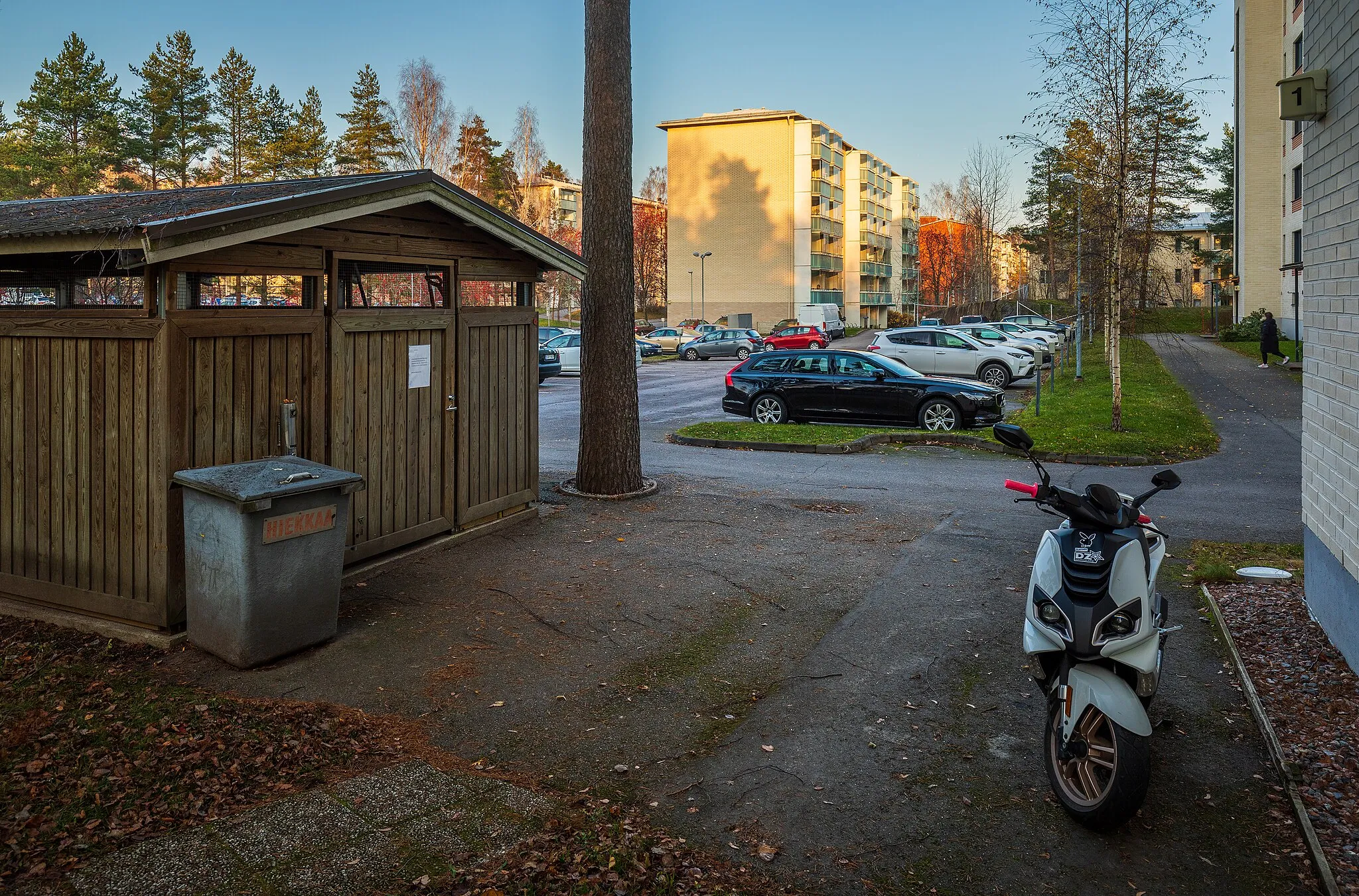 Photo showing: A waste container shelter at apartment buildings by Raappavuorenkuja street in Martinlaakso, Vantaa, Finland in 2021 November.