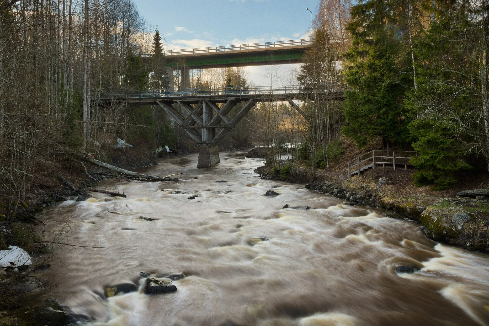 Photo showing: Myllykoski towards north and upstream in Nurmijärvi, Finland in 2018 April. Myllykoski is part of Vantaanjoki.