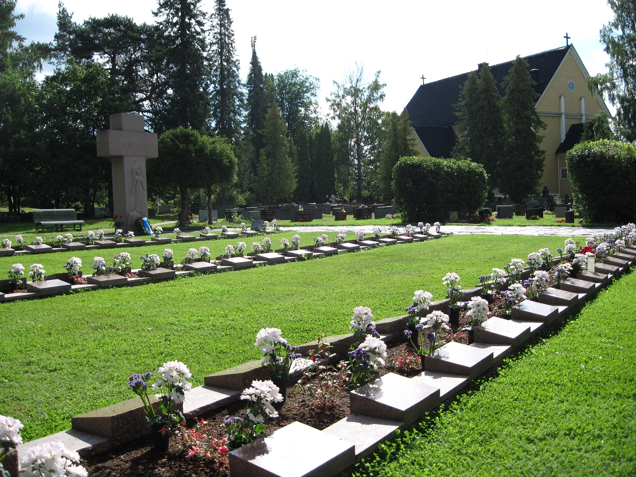 Photo showing: Military cemetary at church in Pusula, Finland
