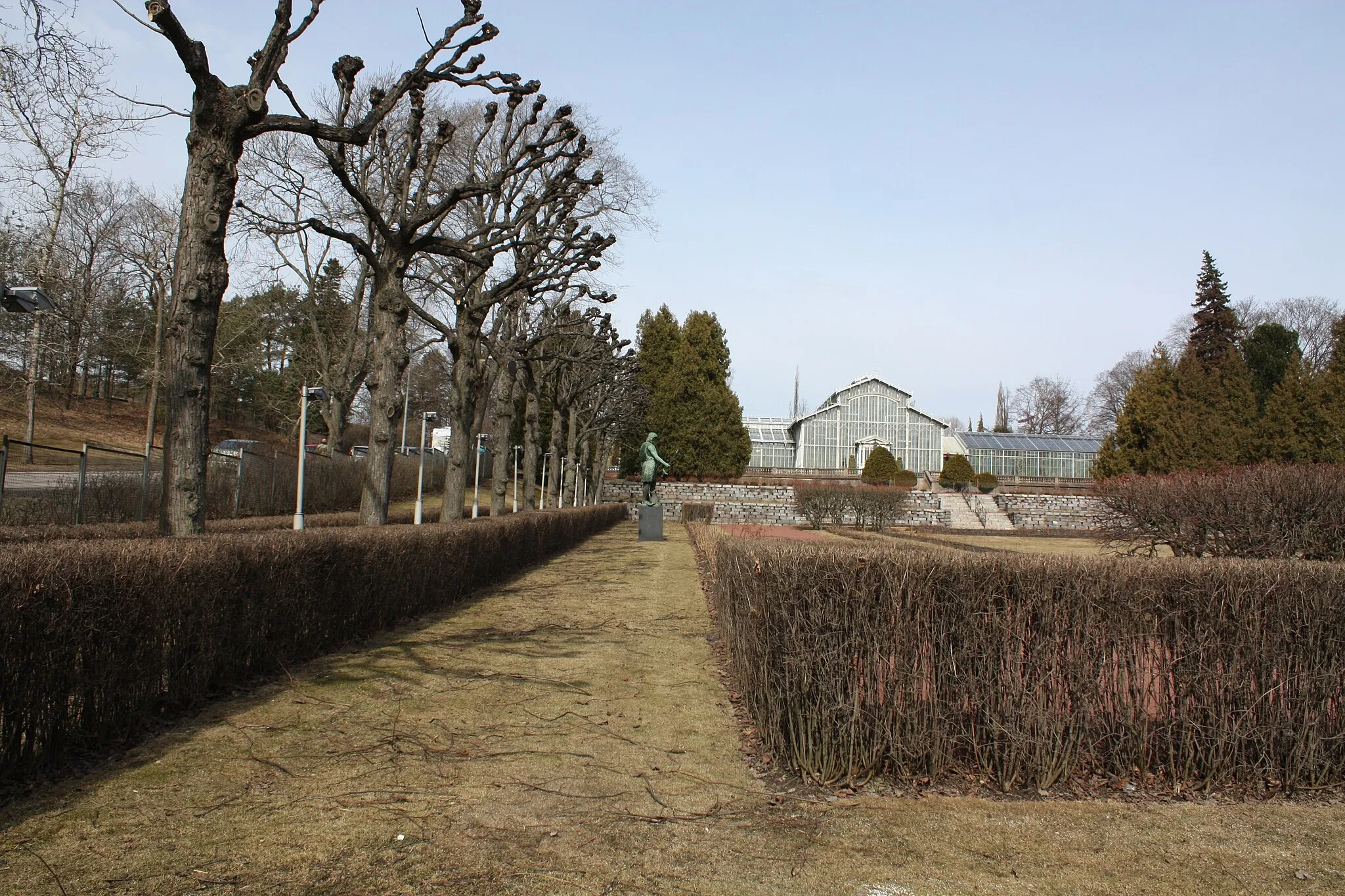 Photo showing: Helsinki City Winter Garden and its Rosegarden in April 2009