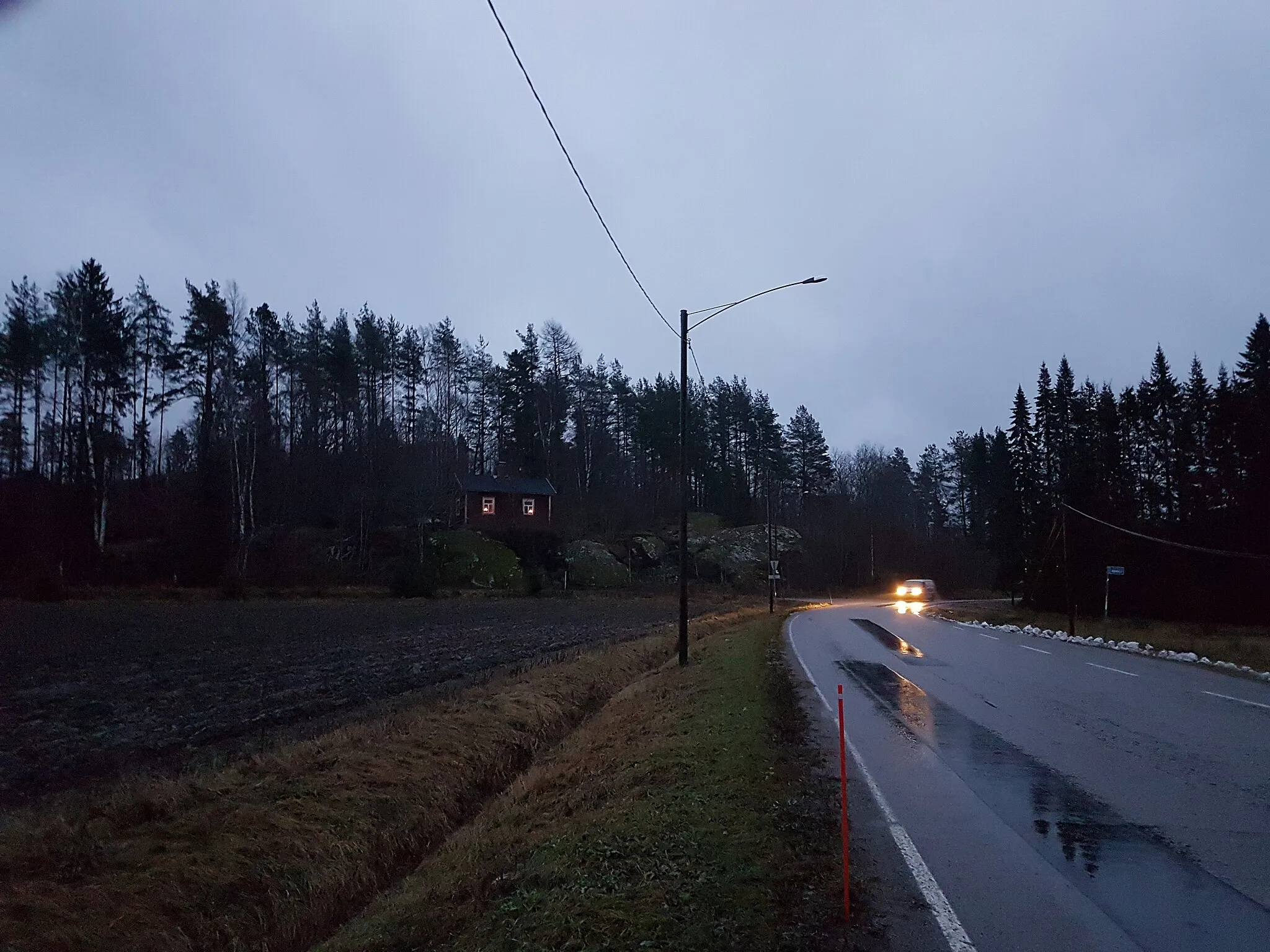 Photo showing: På högra sidan av vägen ses drängstugan och på vä sidan av vägen Stufas