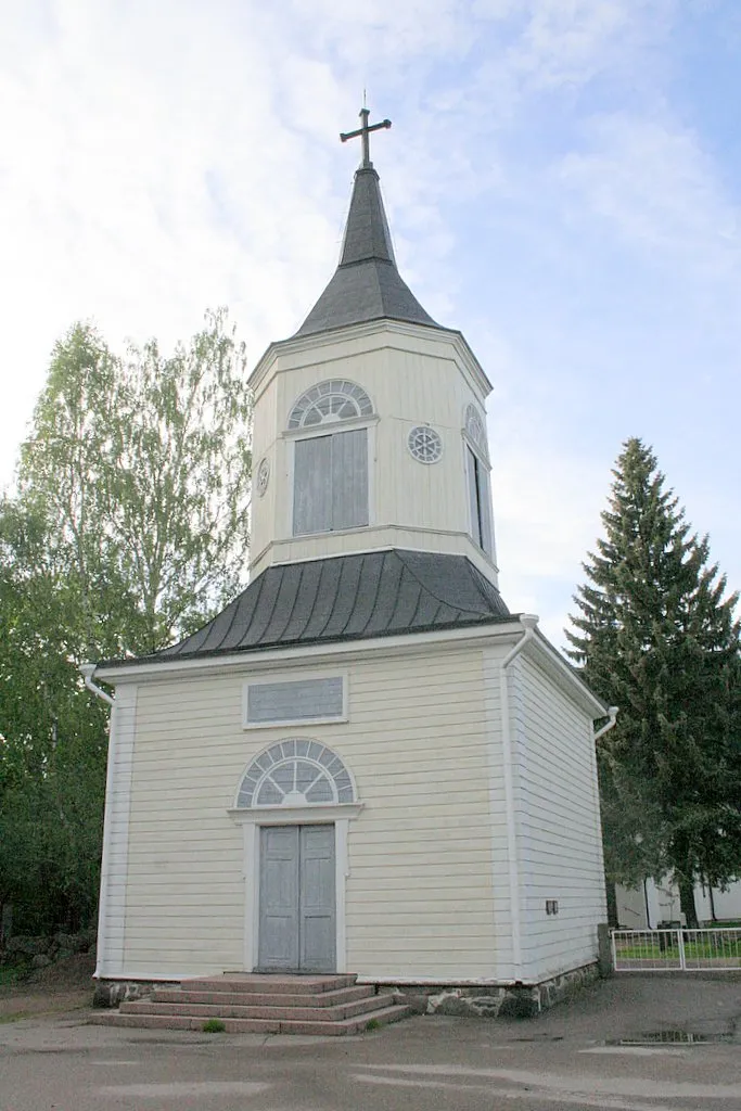 Photo showing: The belfry of the church of the Evangelic-Lutheran parish in Lapinjärvi, Finland. The belfry for both the Finnish and Swedish church in Lapijarvi was built 1827.