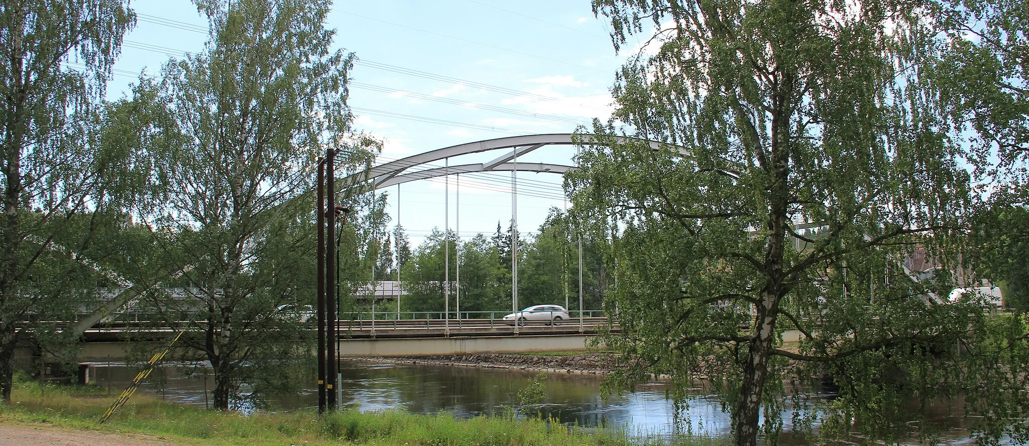 Photo showing: Ahvenkoski hydropower station tailrace canal bridge, European route 18, Pyhtää, Finland. - Tied-arch bridge, completed in 1965.