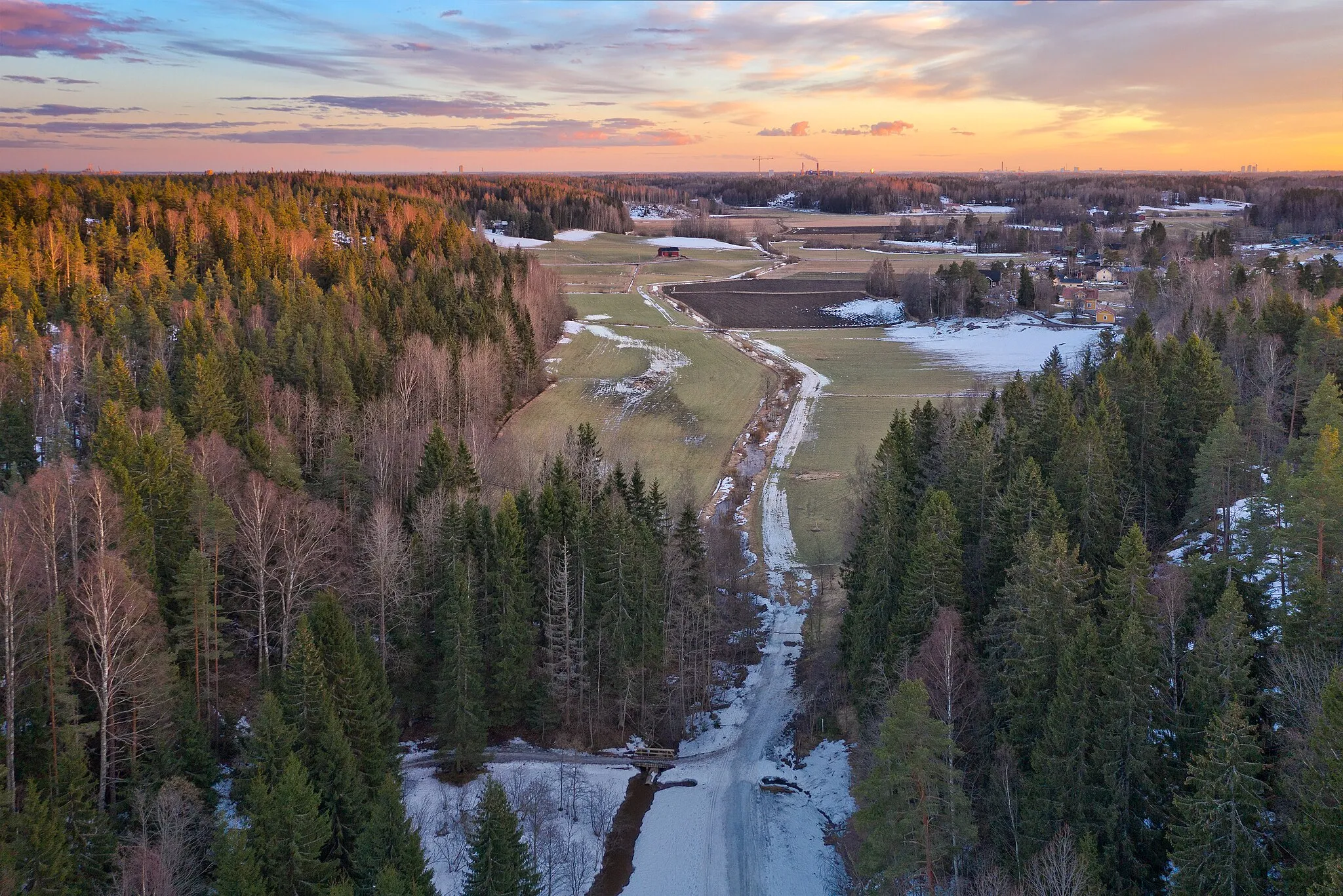 Photo showing: Krapuoja river valley in Sotunki, Vantaa, Finland in 2021 April. Högberget hill is on the left.