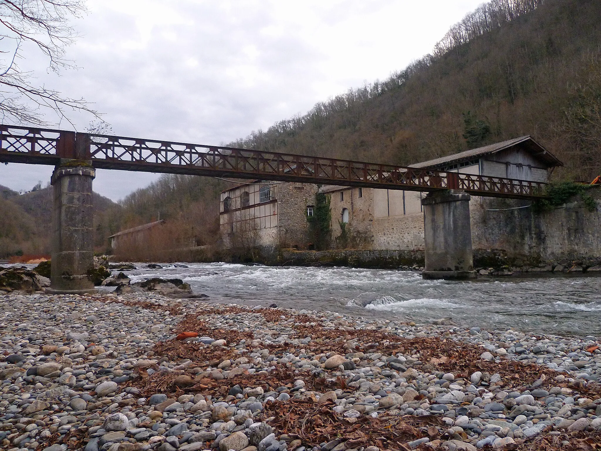 Photo showing: Encourtiech (Ariège, Midi-Pyrénées, France) : Passerelle abandonnée sur le Salat à La Borye et vue d'Eycheil sur l'autre rive.