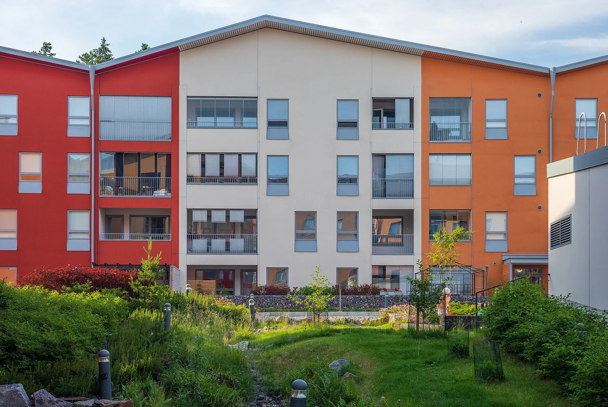 Photo showing: Taidemaalarinkatu 4 apartment building from 2017 in Kuninkaantammi, Helsinki, Finland in 2022 June.