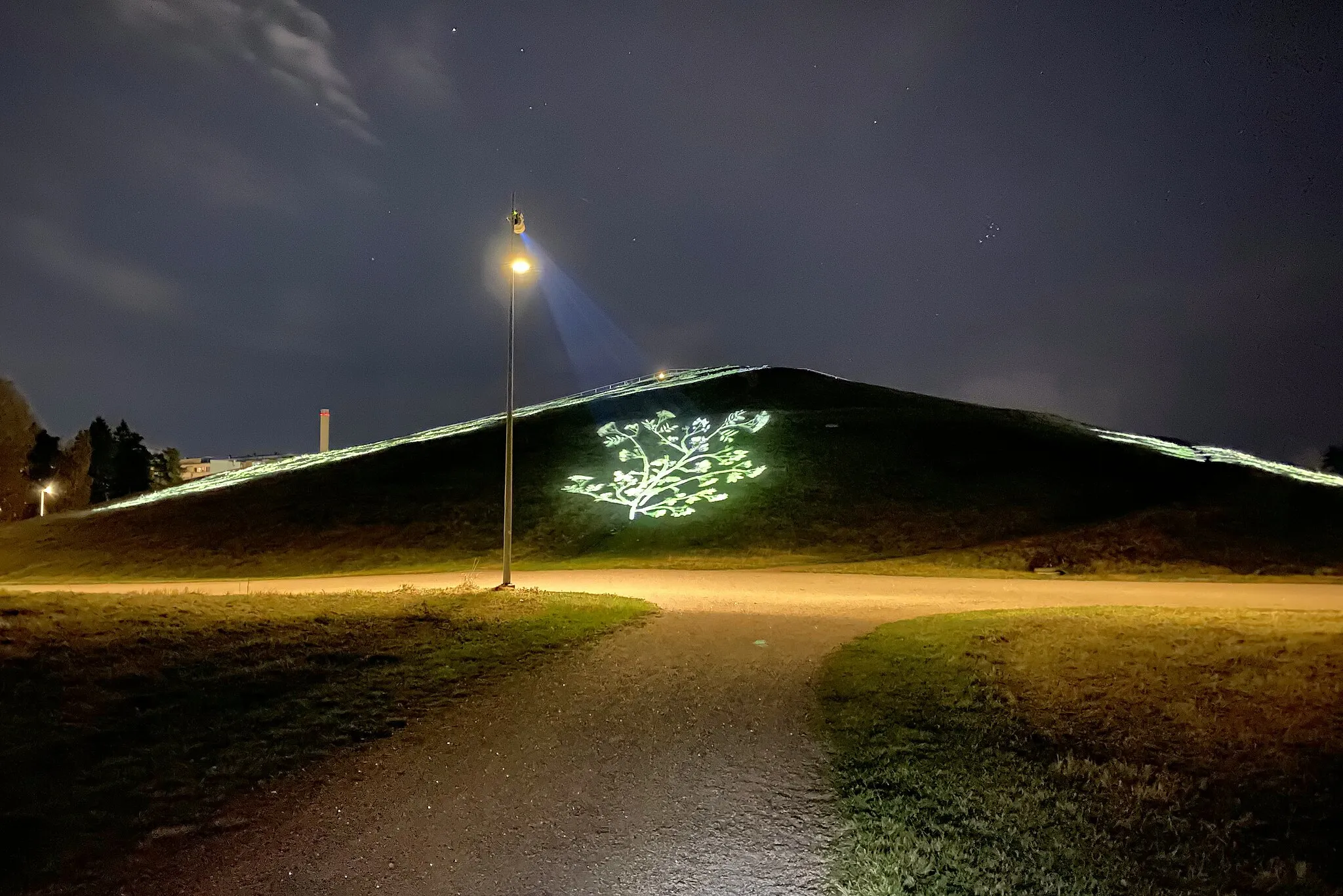 Photo showing: Alakivenpuisto in Myllypuro at night