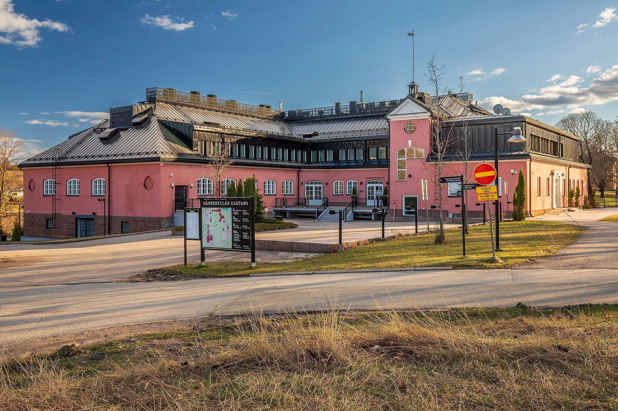 Photo showing: The front manor of Hämeenkylä Manor area, Hämeenkylä, Vantaa, Finland in 2023 April.