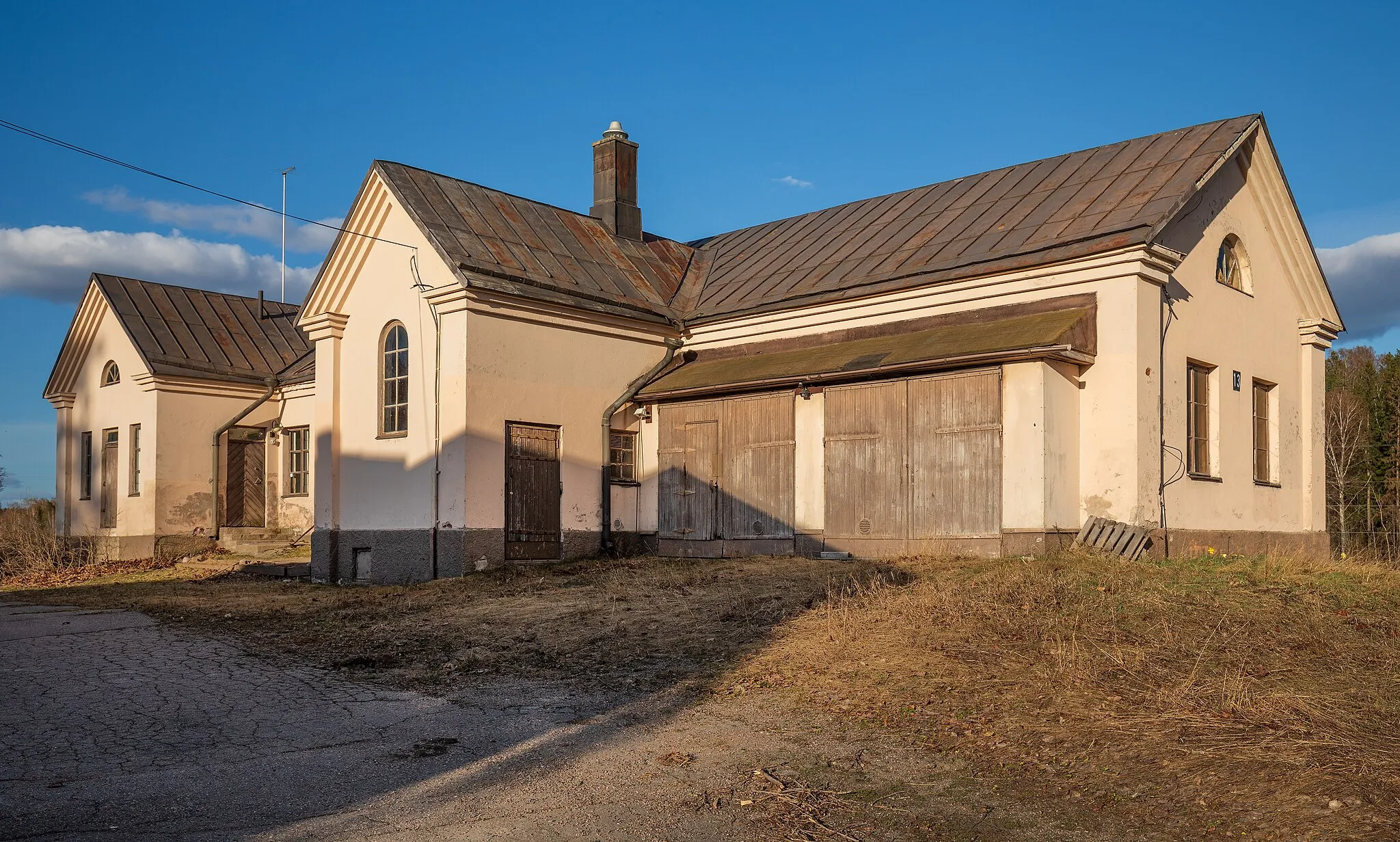 Photo showing: A residential building from 1925 in Hämeenkylä Manor area in Hämeenkylä, Vantaa, Finland, 2023 April.