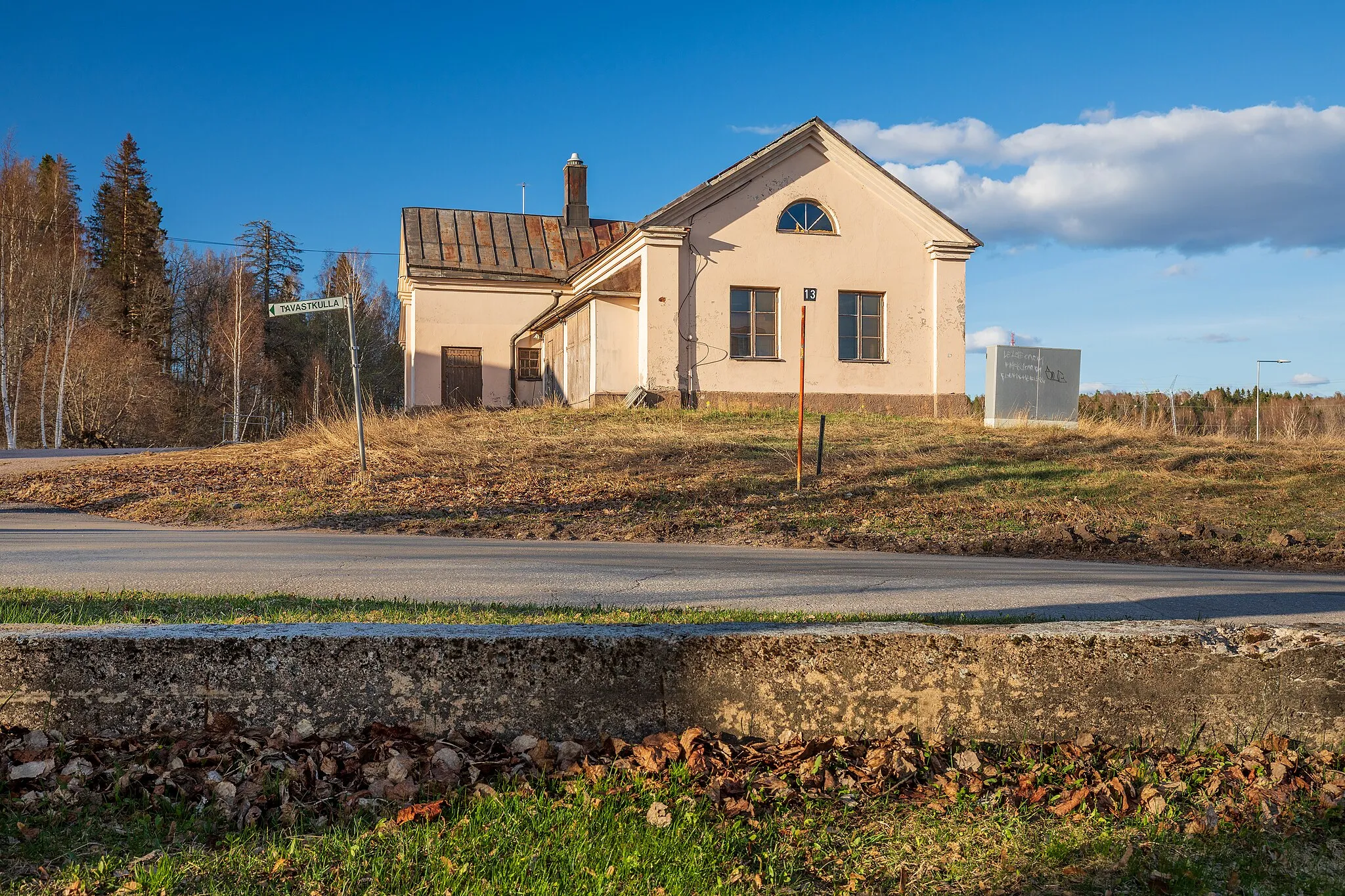 Photo showing: A residential building from 1925 in Hämeenkylä Manor area in Hämeenkylä, Vantaa, Finland, 2023 April.