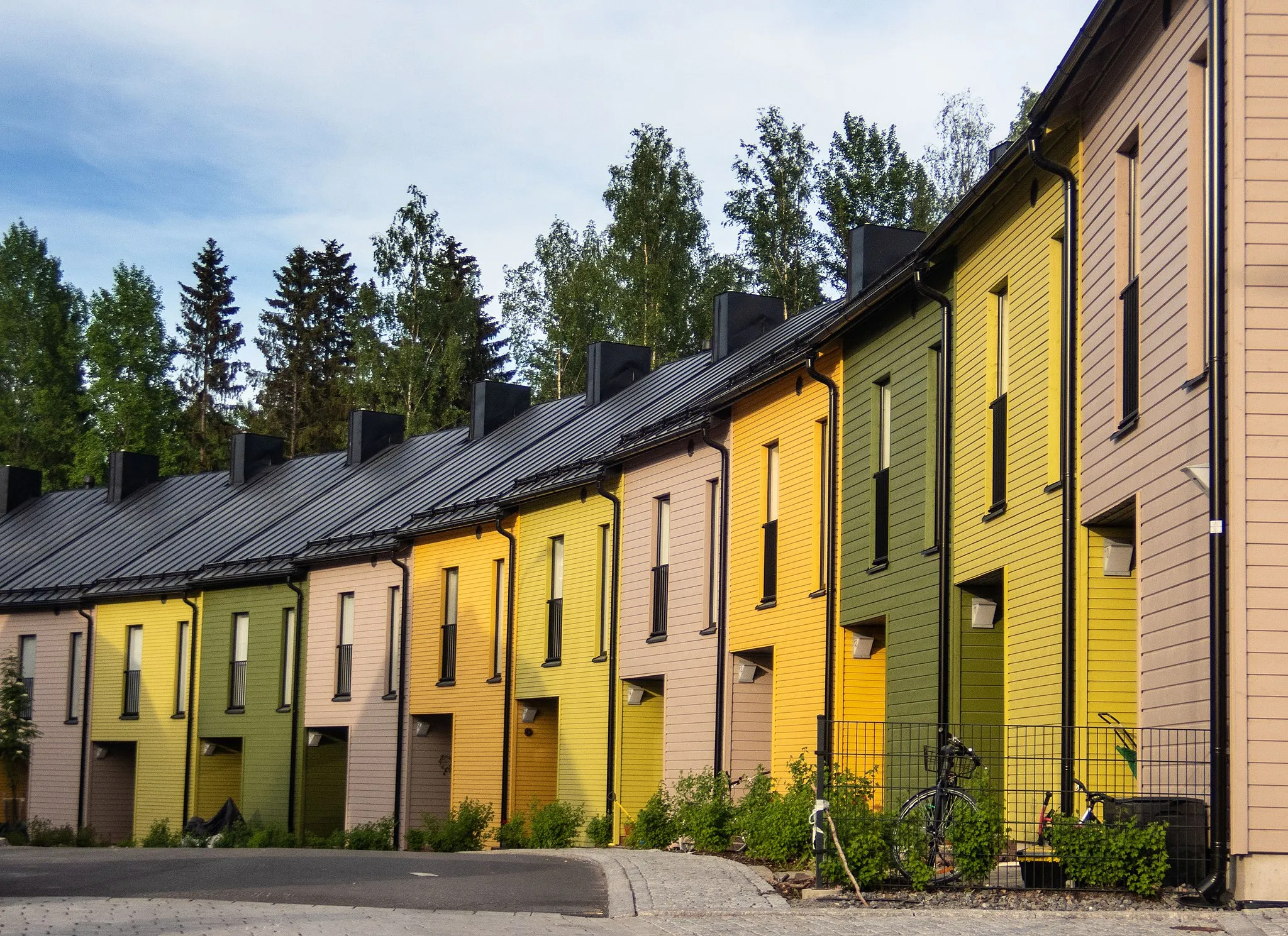 Photo showing: Wooden townhouses in Honkasuo suburb in Malminkartano, Helsinki.