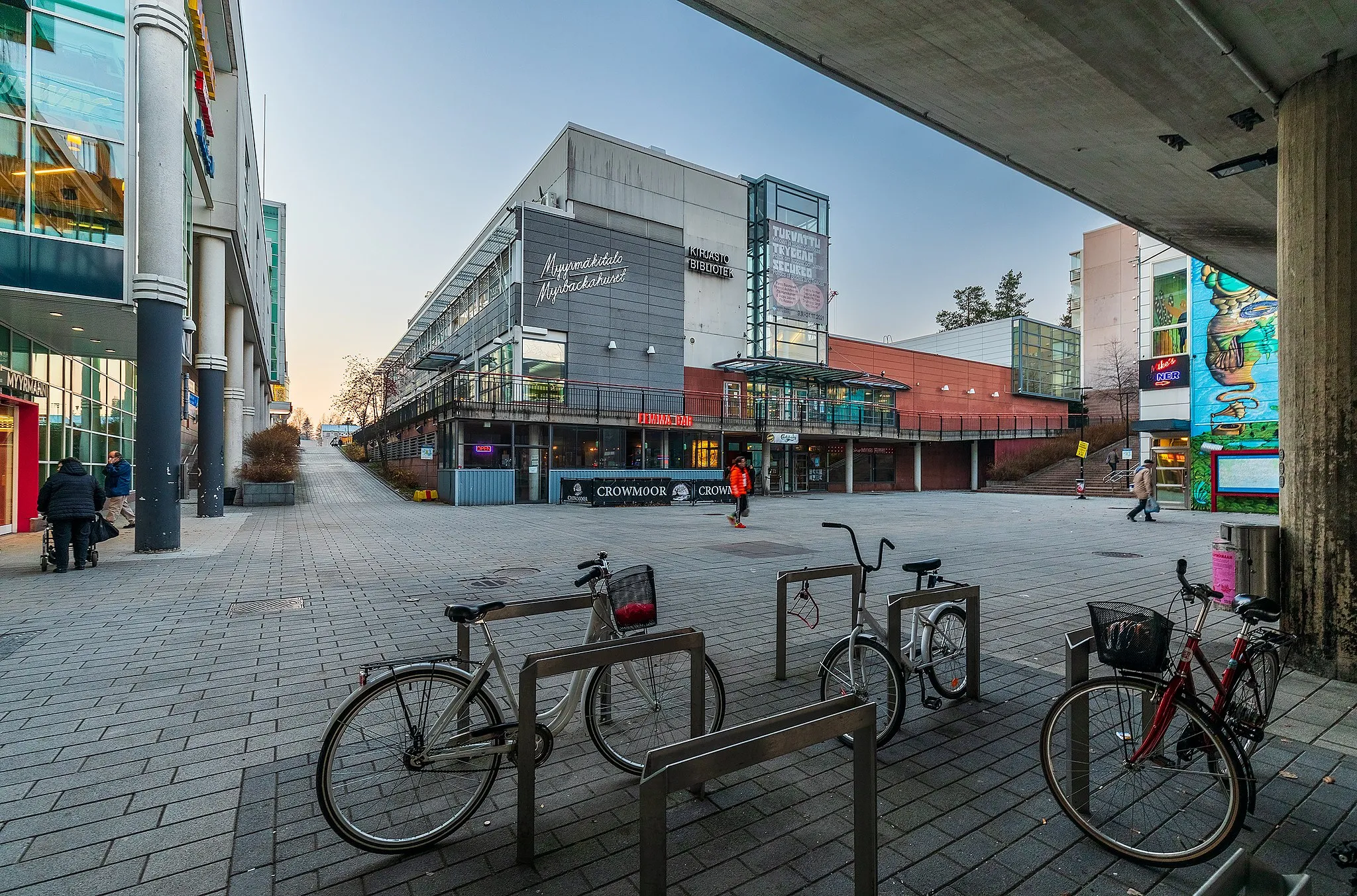 Photo showing: A square between Paalukylänpolku and Kinorinne streets in Myyrmäki, Vantaa, Finland in 2021 November. Myyrmanni shopping centre is on the left, and the building ahead is Myyrmäkitalo.