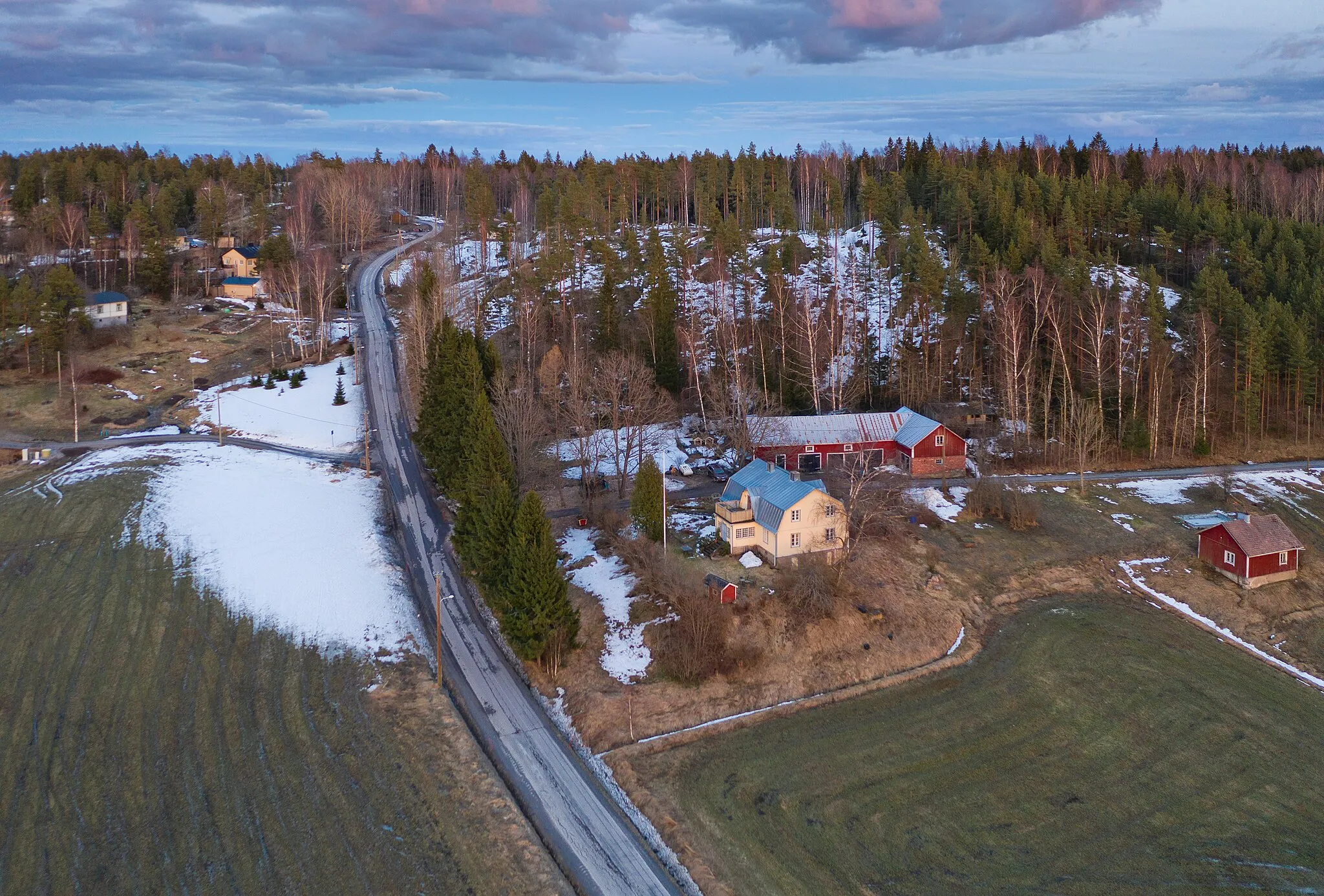 Photo showing: Nybyggetintie (Nybyggesvägen) road in Sotunki, Vantaa, Finland in 2021 April.