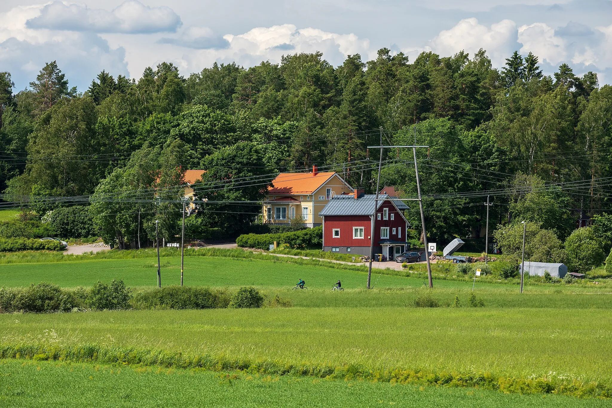 Photo showing: Residential of Sepänmäki behind the fields in Sotunki, Vantaa, Finland in 2022 June.