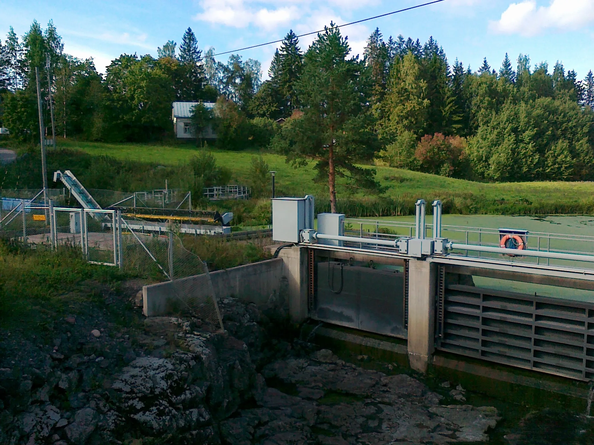 Photo showing: Naarkoski power plant in Porvoonjoki. Equipment to remove Lemna gibba on left