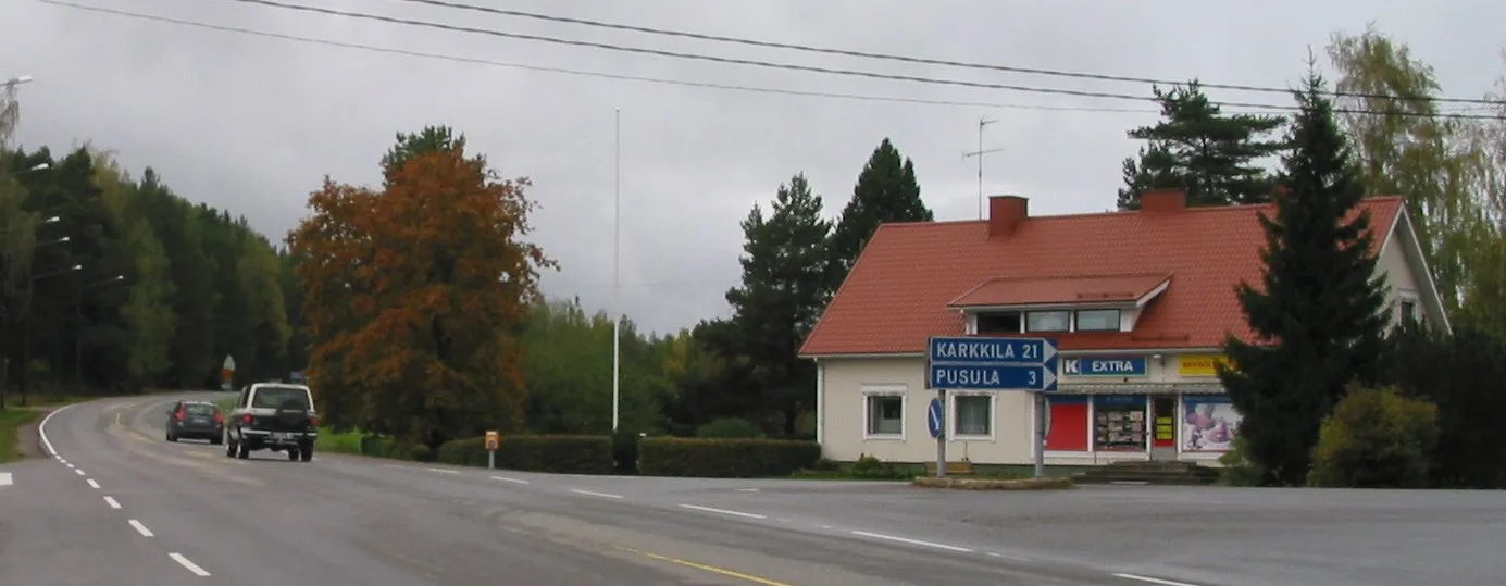 Photo showing: Hyönölä village, Nummi-Pusula, Brynolf Poutanen shop to the right