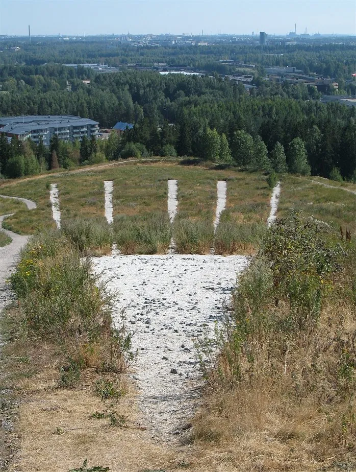 Photo showing: Arrow from Downtown, Part of an environmetal artwork located on the top of Malminkartanonhuippu hill in Malminkartano, NW Helsinki, Finland.