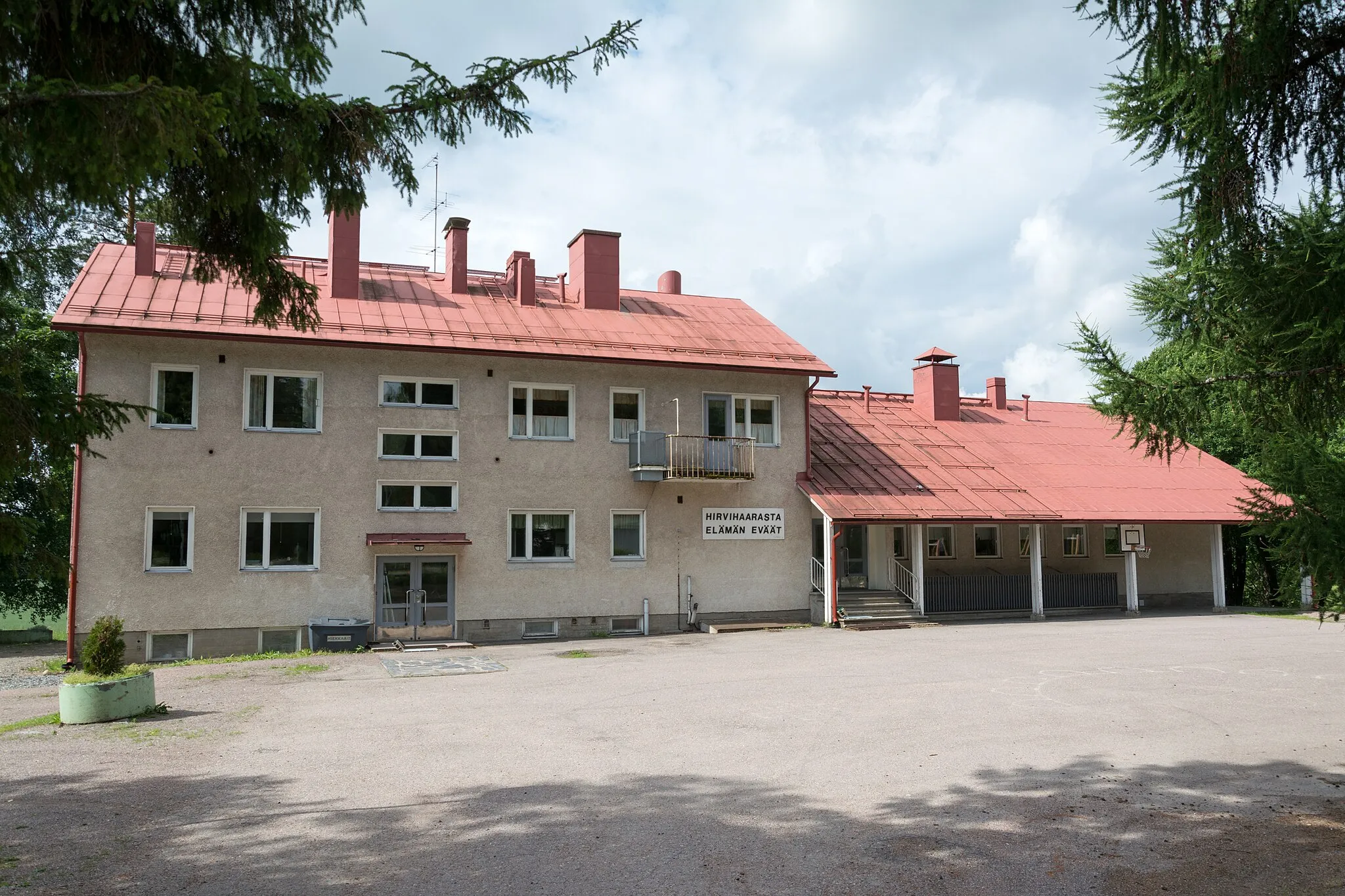 Photo showing: Hirvihaaran koulun uusi puoli