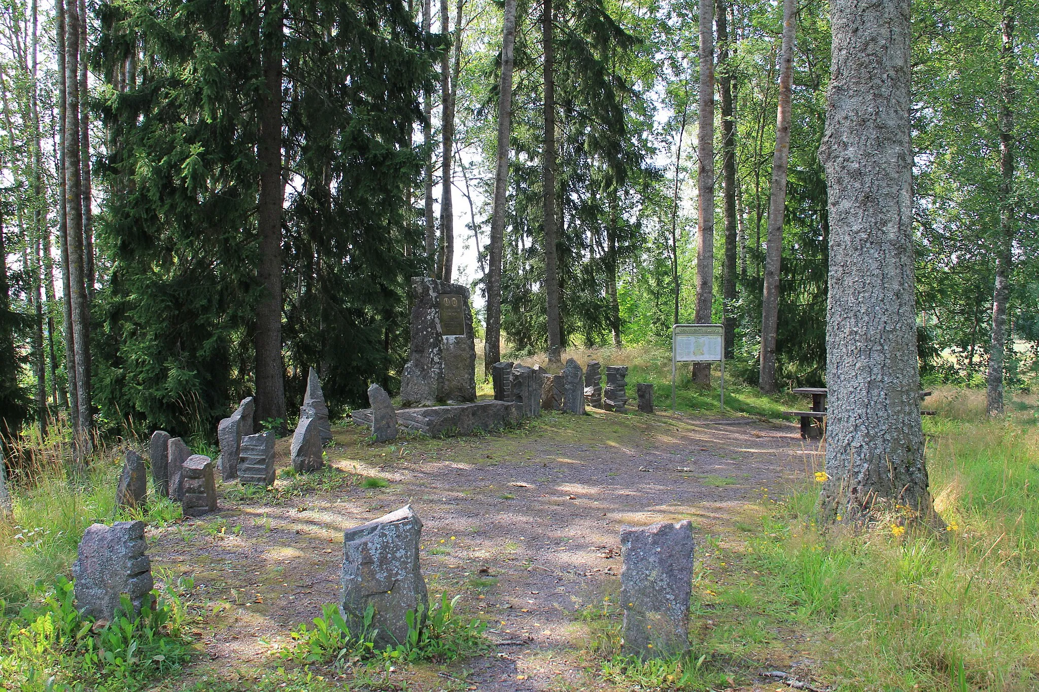 Photo showing: Memorial of weapons cache case operators in 1944-1945, Sääksjärvi, Mäntsälä, Finland.