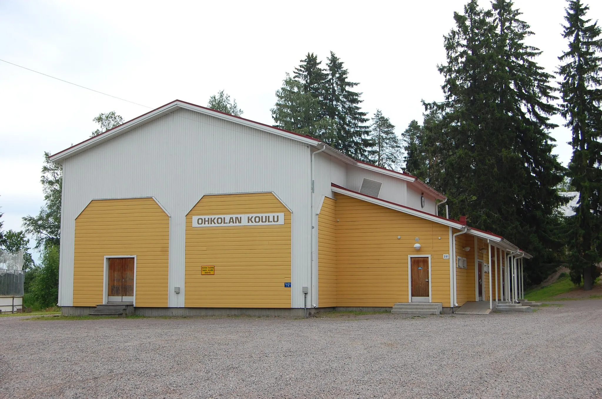 Photo showing: Ohkolan koulun vuonna 1989 rakennettu liikuntarakennus.