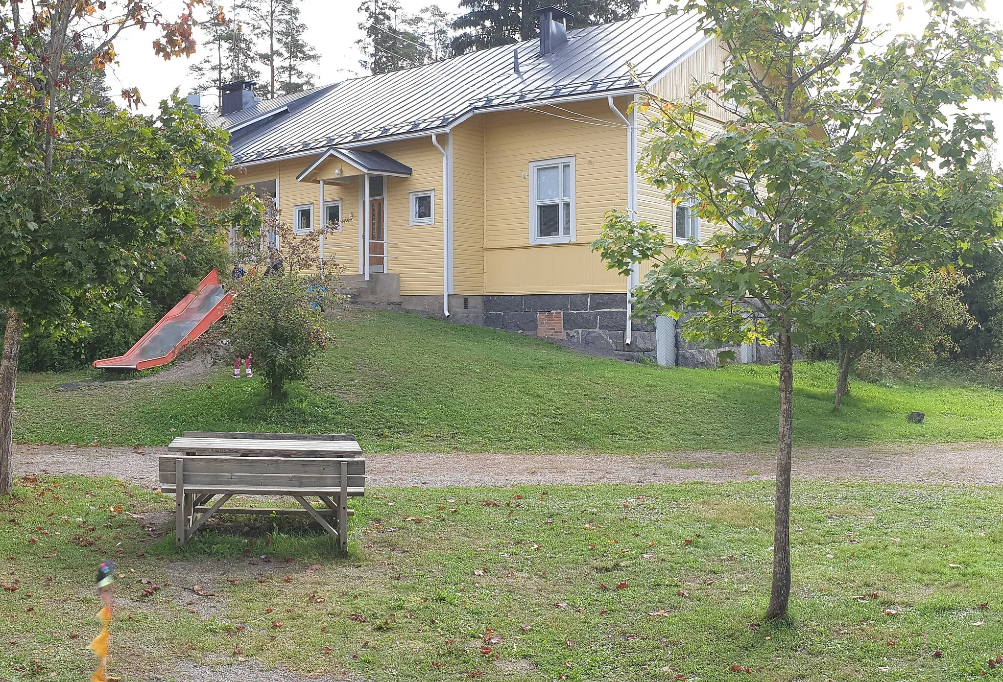 Photo showing: Ohkolan koulun ylätalo kesällä.