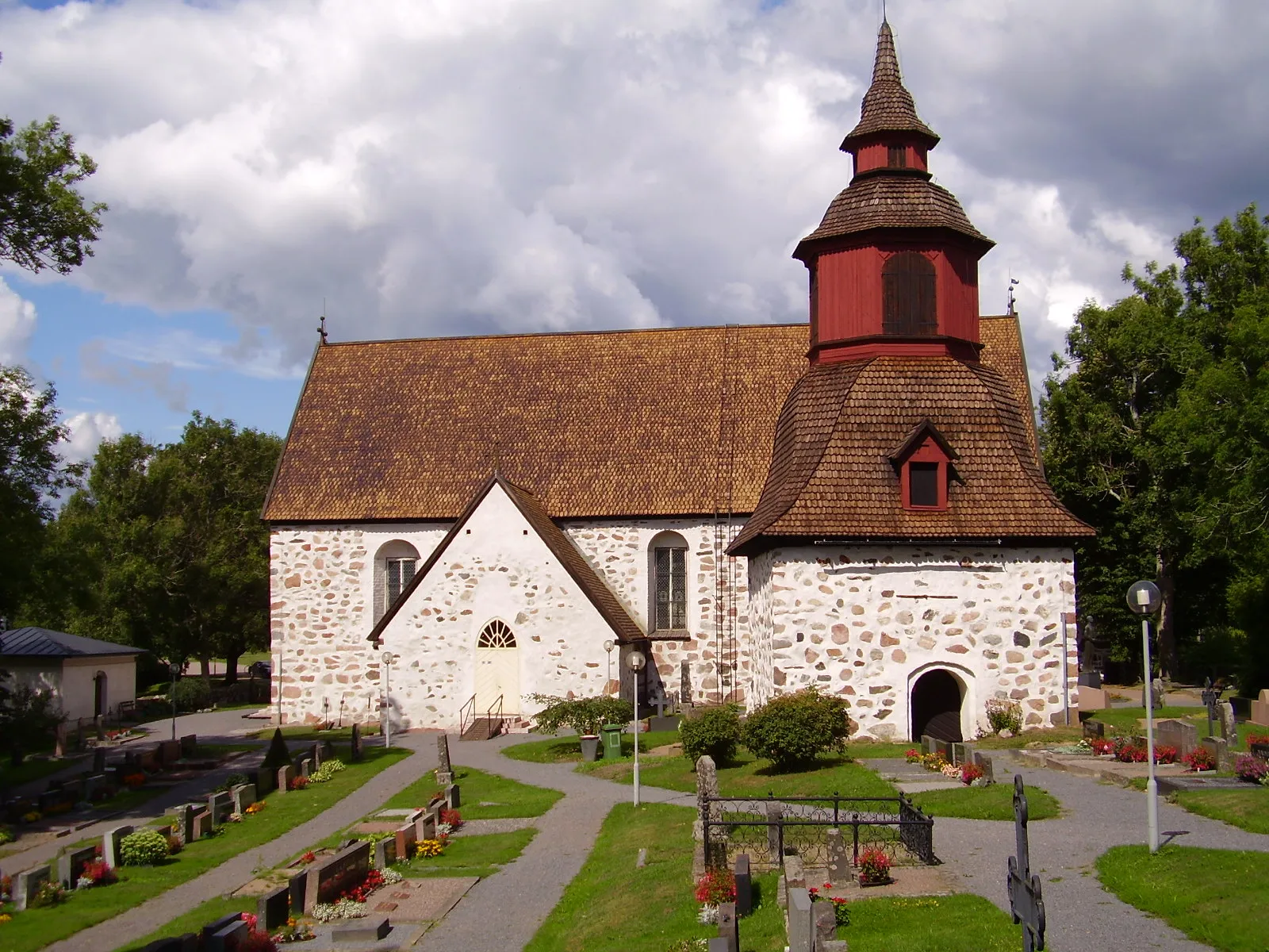 Photo showing: Tenala gray stone church.