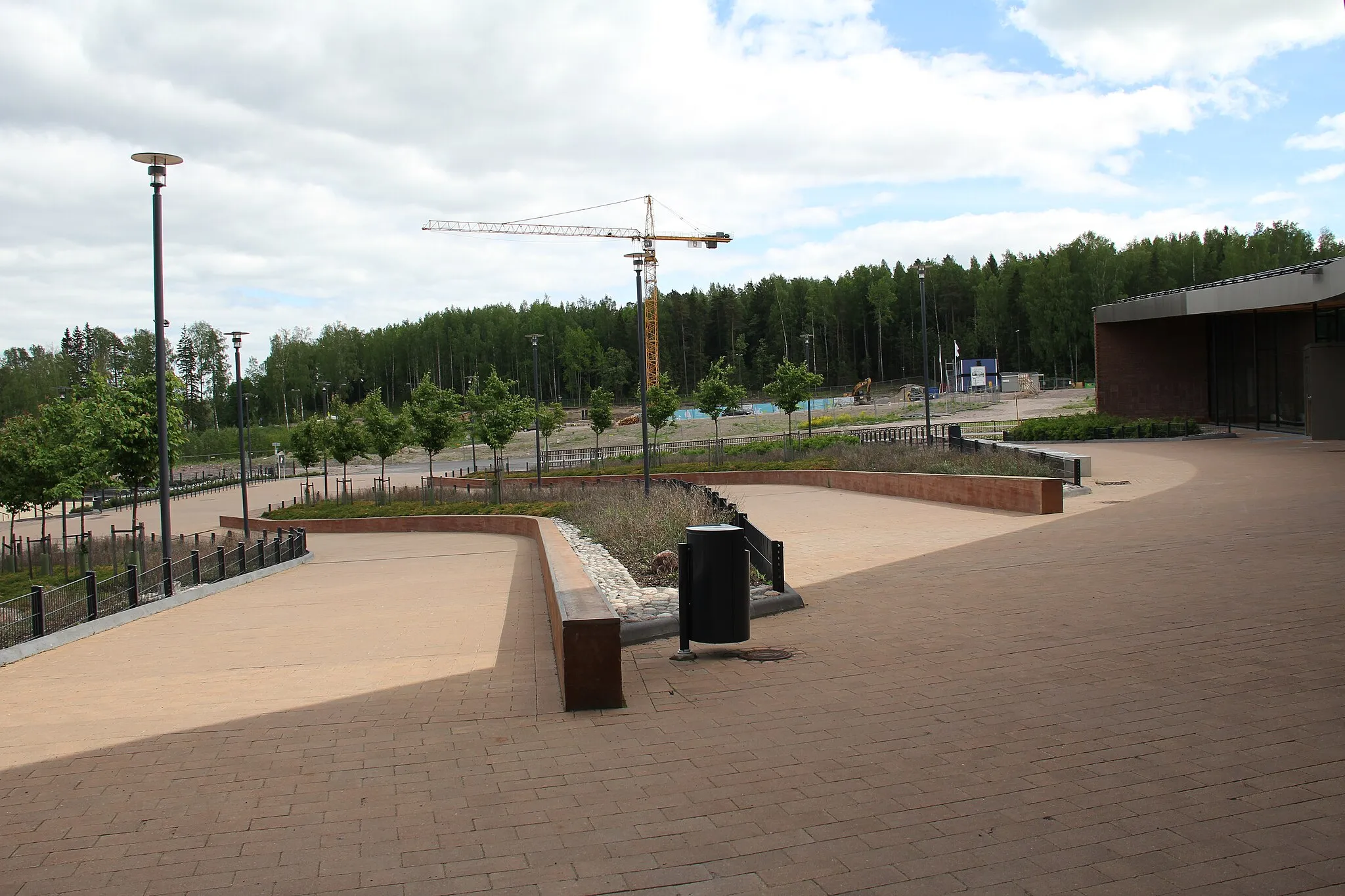 Photo showing: Saunalahti school, Saunalahti district, Espoo, Finland. Completed in 2012. School designed by Verstas Architects Ltd, landscaping designed by LOCI Maisema-Arkkitehdit Oy. Differences in elevation. Sitting benches are made of concrete.