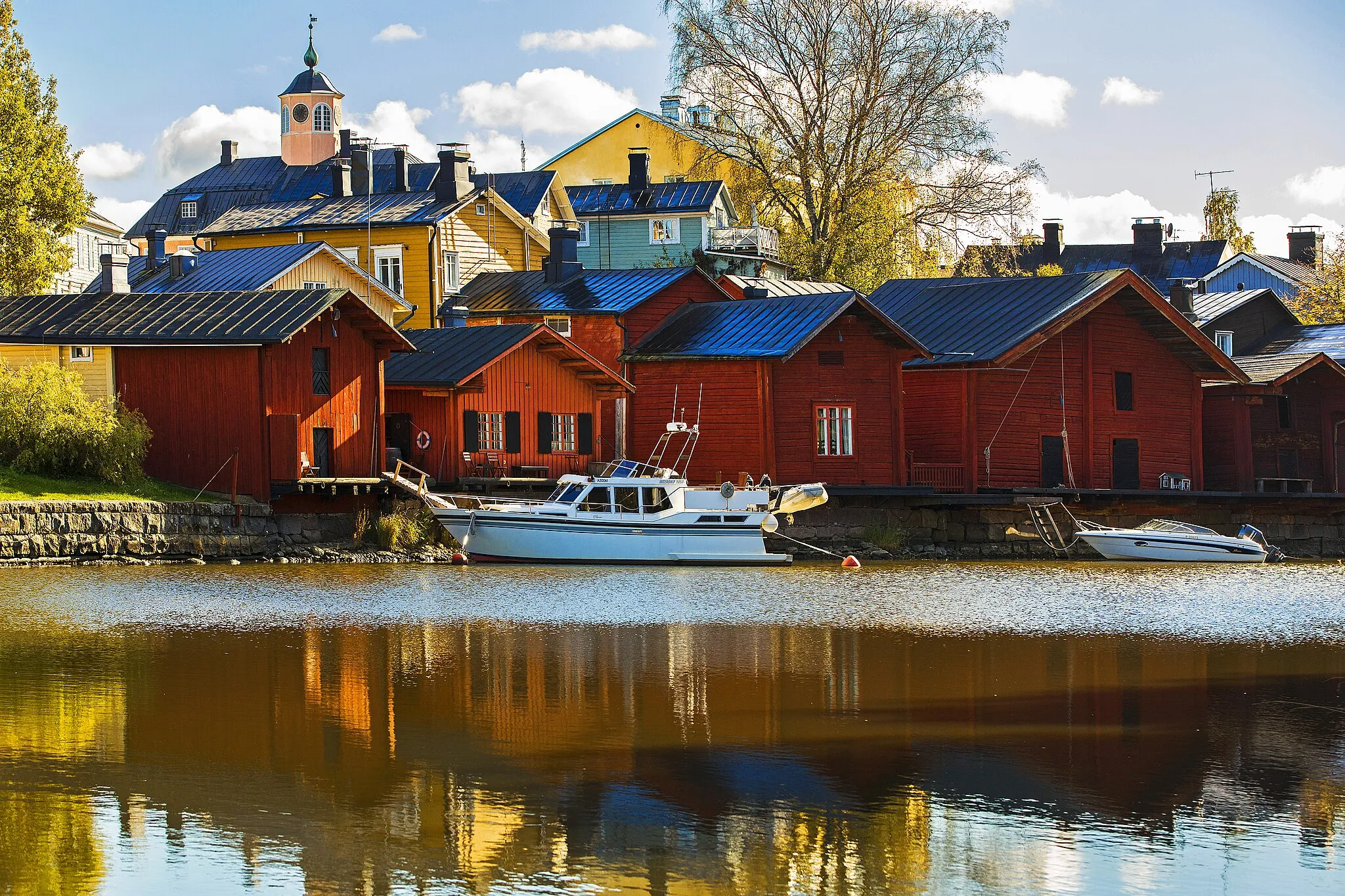 Photo showing: Old barns, where in the past different goods were stored. Porvoo, Finland