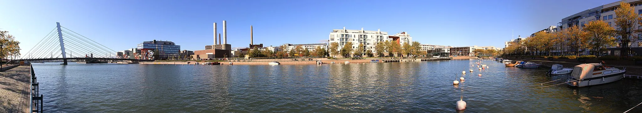 Photo showing: A panorama of Ruoholahti bay at the entrance of Ruoholahti canal. Taken from the southern shore, Crusell bridge on the left.