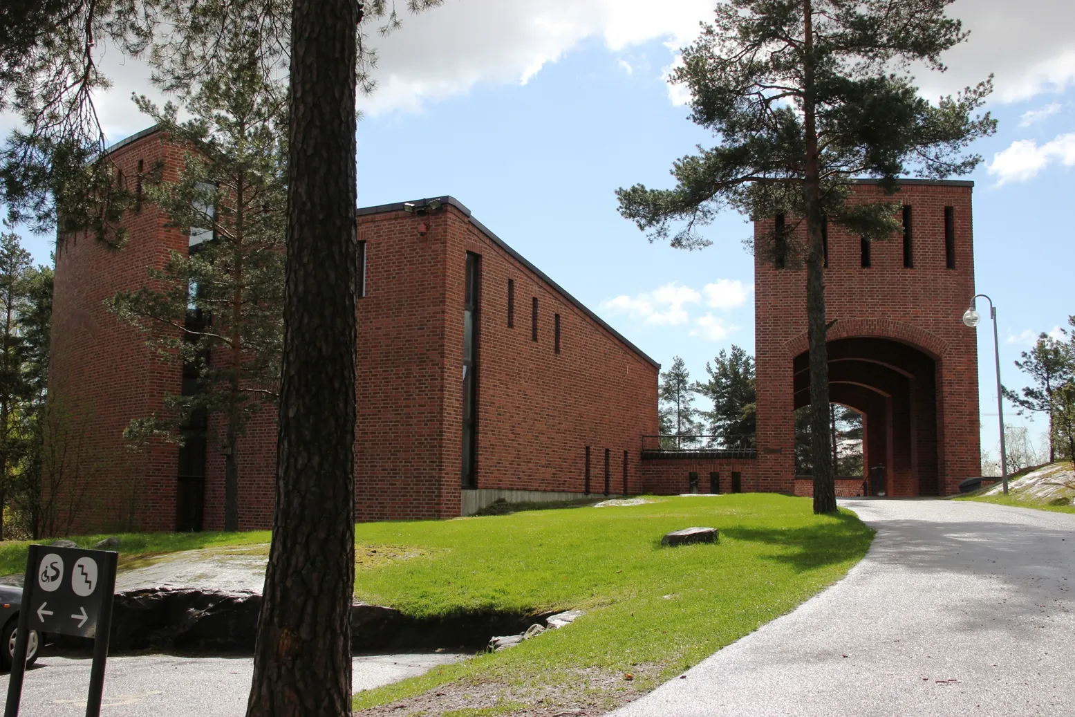 Photo showing: Church of Leppävaara, 1979, by architect Olli Kuusi