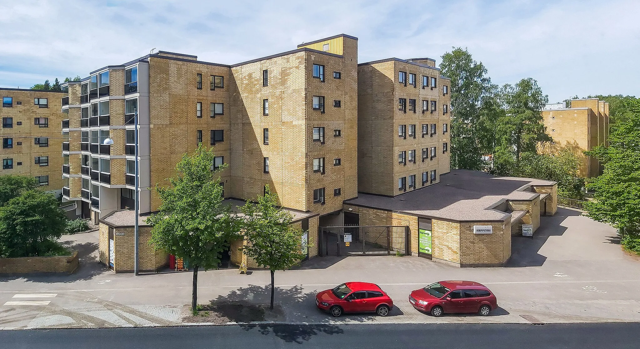 Photo showing: An apartment building complex by Kaupintie from the 1980s in Lassila, Haaga, Helsinki, Finland, 2021 June.