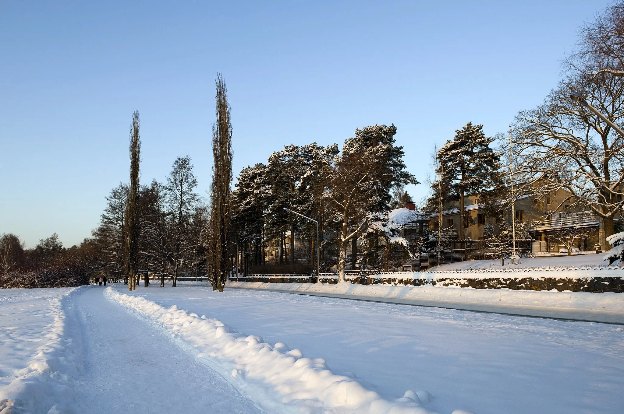 Photo showing: Munkkiniemenranta street and a footpath in Munkkiniemi, Helsinki, Finland.