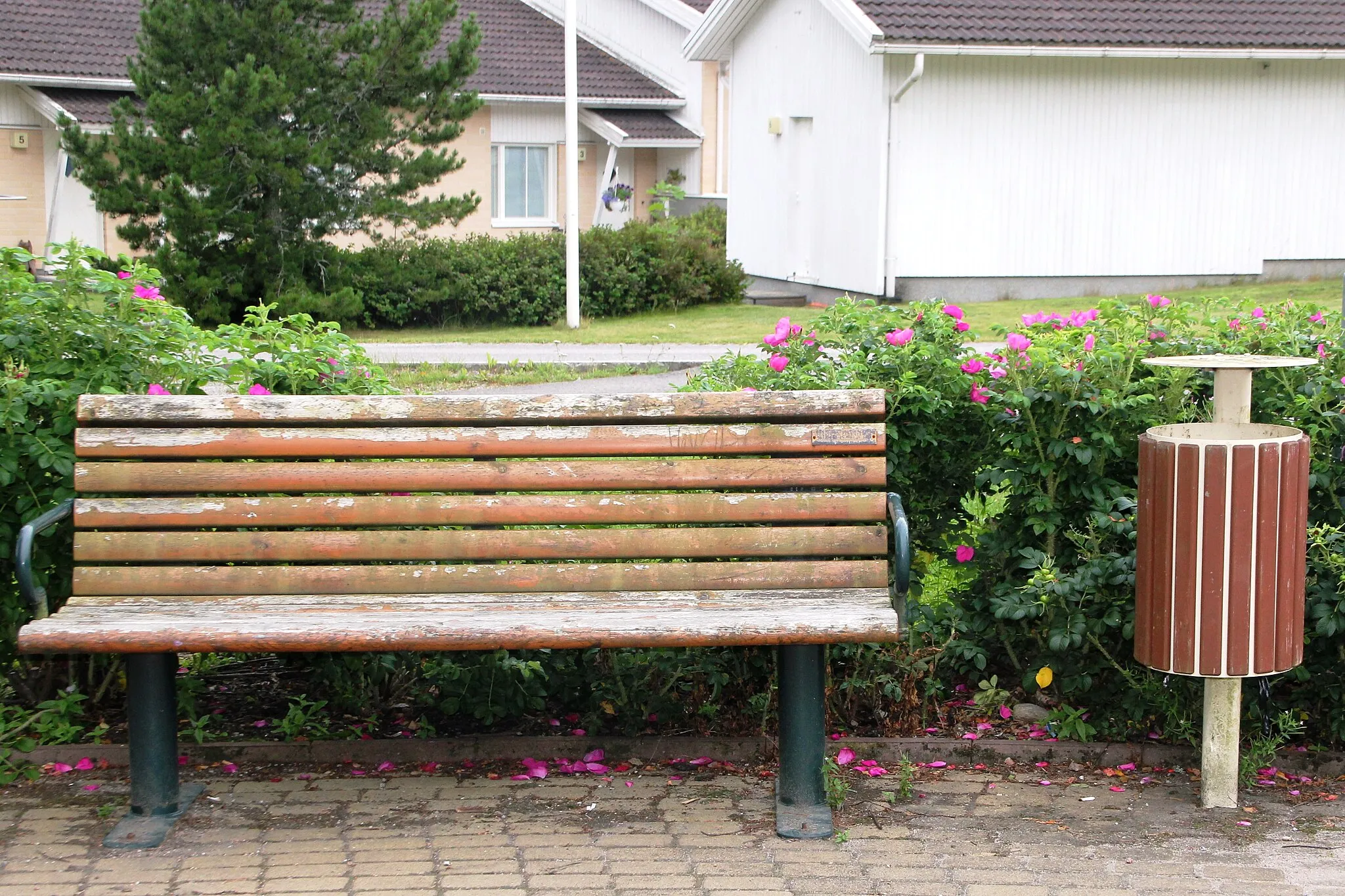 Photo showing: A bench in Kiskopuisto Park, in Toija, Kisko, Finland