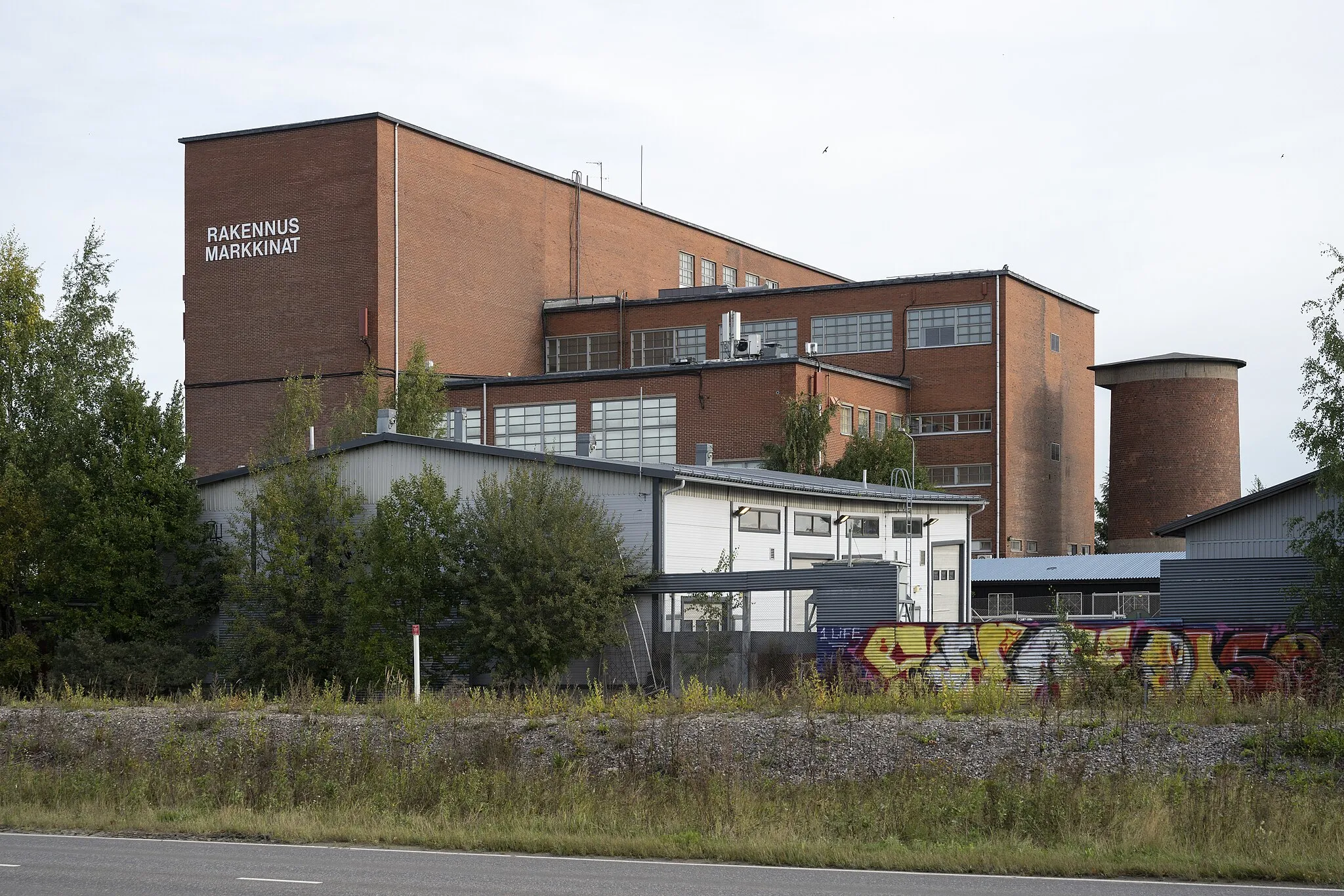 Photo showing: Kyläsaari incineration facility (Kyläsaaren jätteenpolttolaitos), seen from Hermannin rantatie.