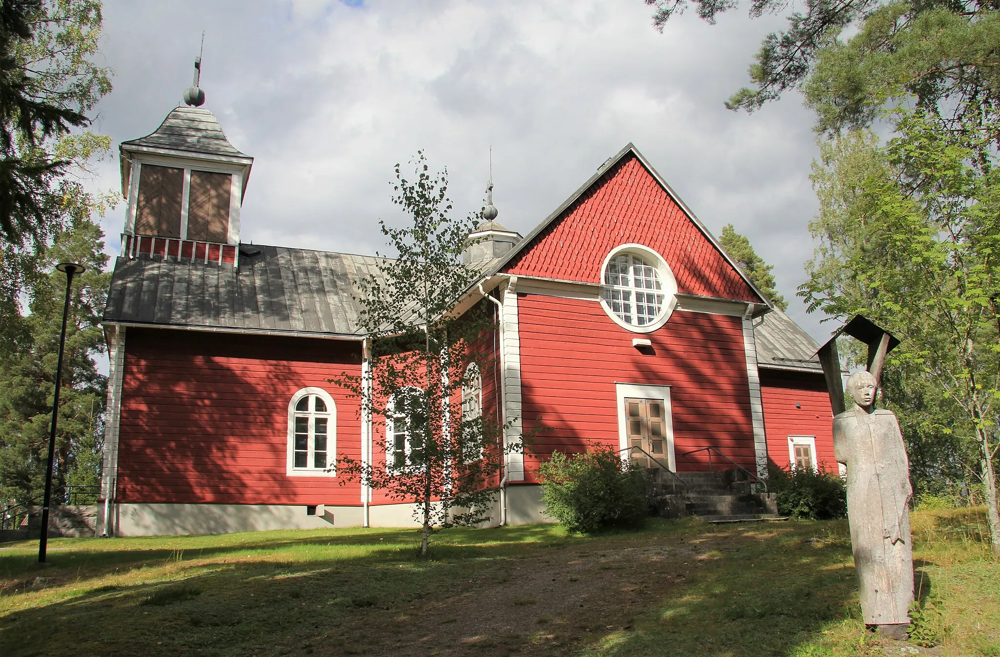Photo showing: Pukkilan kirkko on vuonna 1814 valmistunut puinen ristikirkko. Sen rakentajana oli Mats Åkergren. Kirkko sijaitsee pienellä mäellä osoitteessa Keskustie 25, Pukkila. Kuva elokuulta 2020, koordinaatit kirkolle. (Tietoa kuvan puuveistoksesta tulossa tuonnempana.)