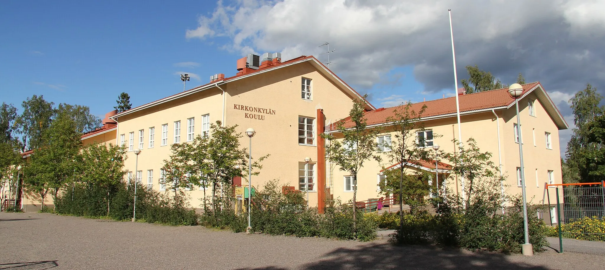 Photo showing: Kirkonkylän koulu on peruskoulun alaluokkien koulu Pukkilassa.