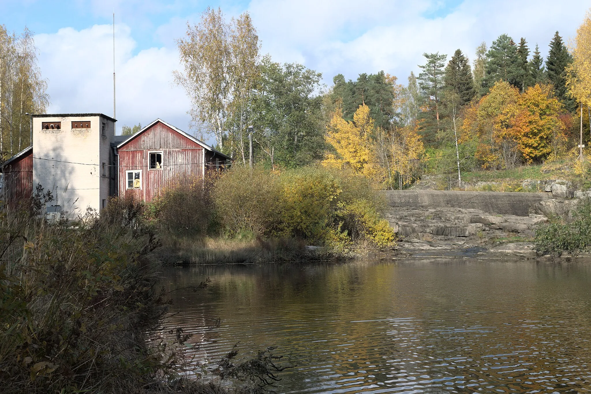 Photo showing: Laukkoski hydroelectric power plant at Mustijoki.