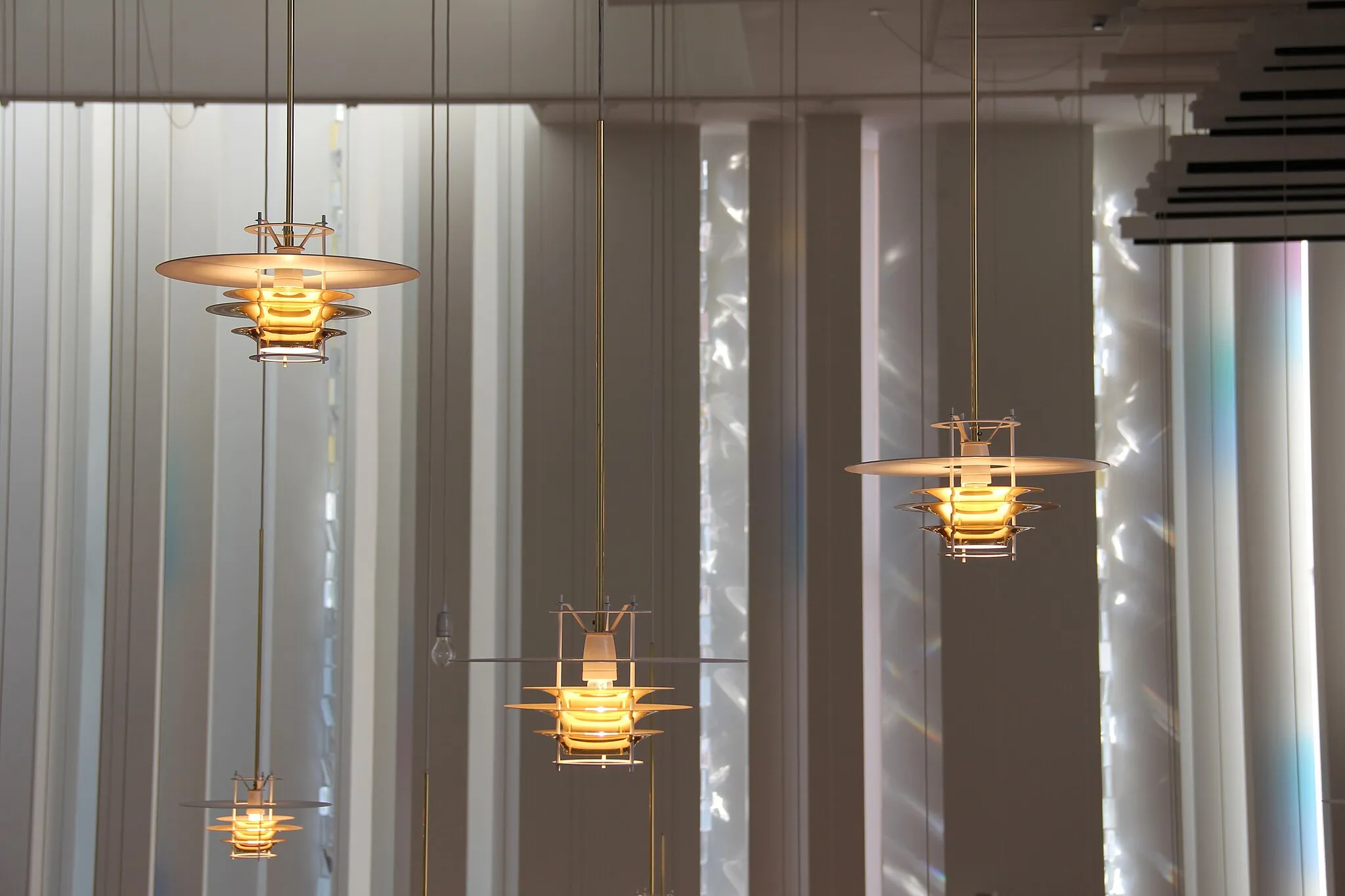 Photo showing: Church of the Good Shepherd in Western Pakila, Helsinki, Finland. - Extension and restoration in 2002 by architect Juha Leiviskä. - Hanging light fixtures are designed by architect Leiviskä. Seen from balcony.