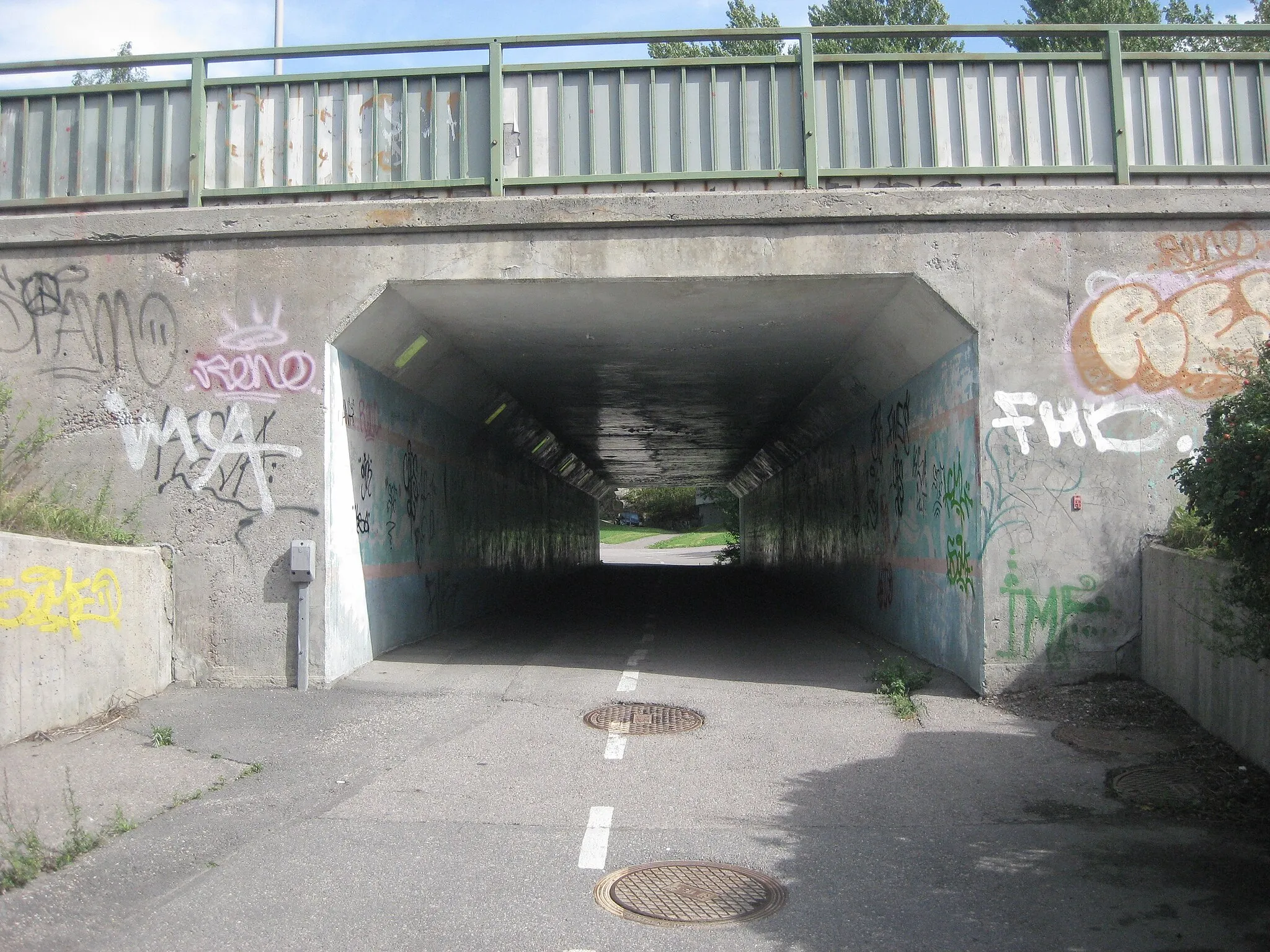 Photo showing: Mustapurontie way tunnel which go under Kehä I motor road in Puotinharju, Helsinki
