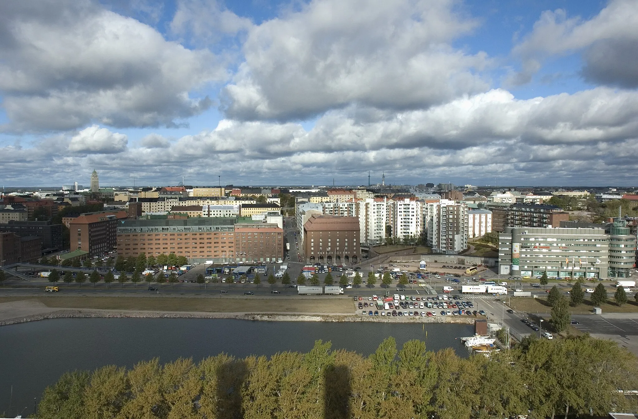 Photo showing: Näkymä Hanasaaren A-voimalan katolta. Kuvan keskellä monikaistainen Sörnäisten rantatie.