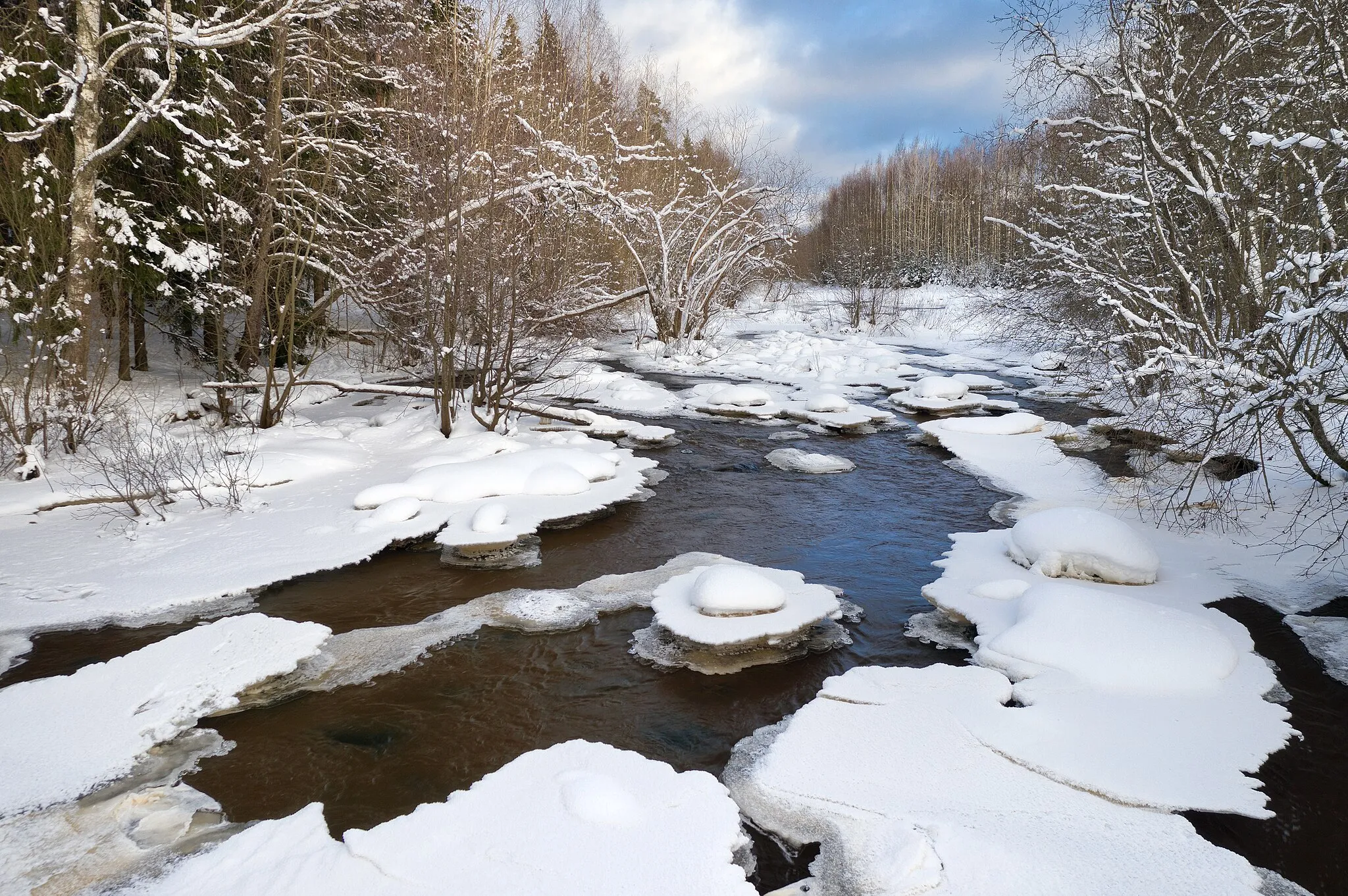 Photo showing: A winter landscape at the eastern end of Matarinkoski rapids of Keravanjoki in Vantaa, Finland in 2021 February.