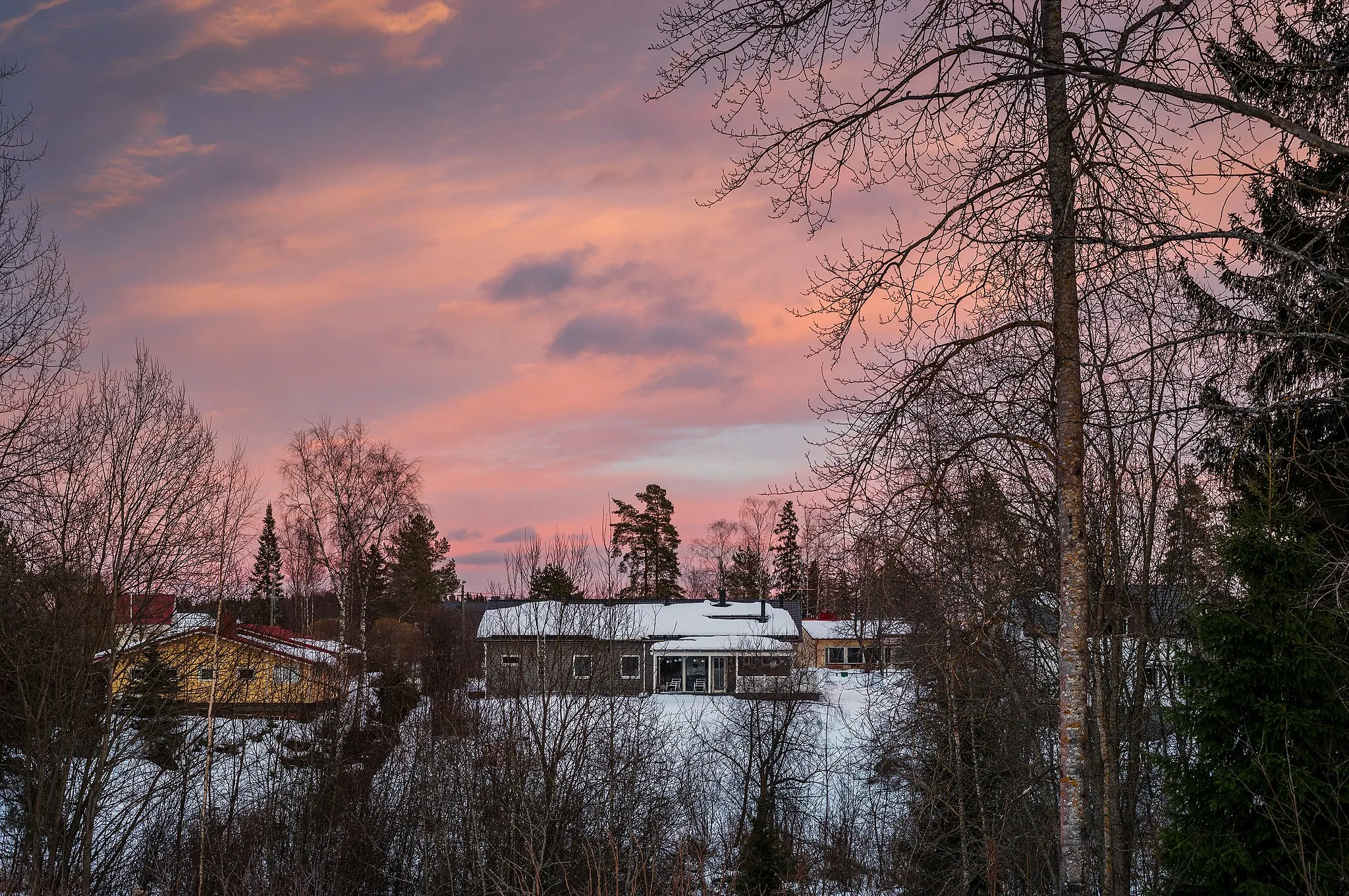 Photo showing: Small residential by Palojoki river in Jokela, Tuusula, Finland in 2022 March.