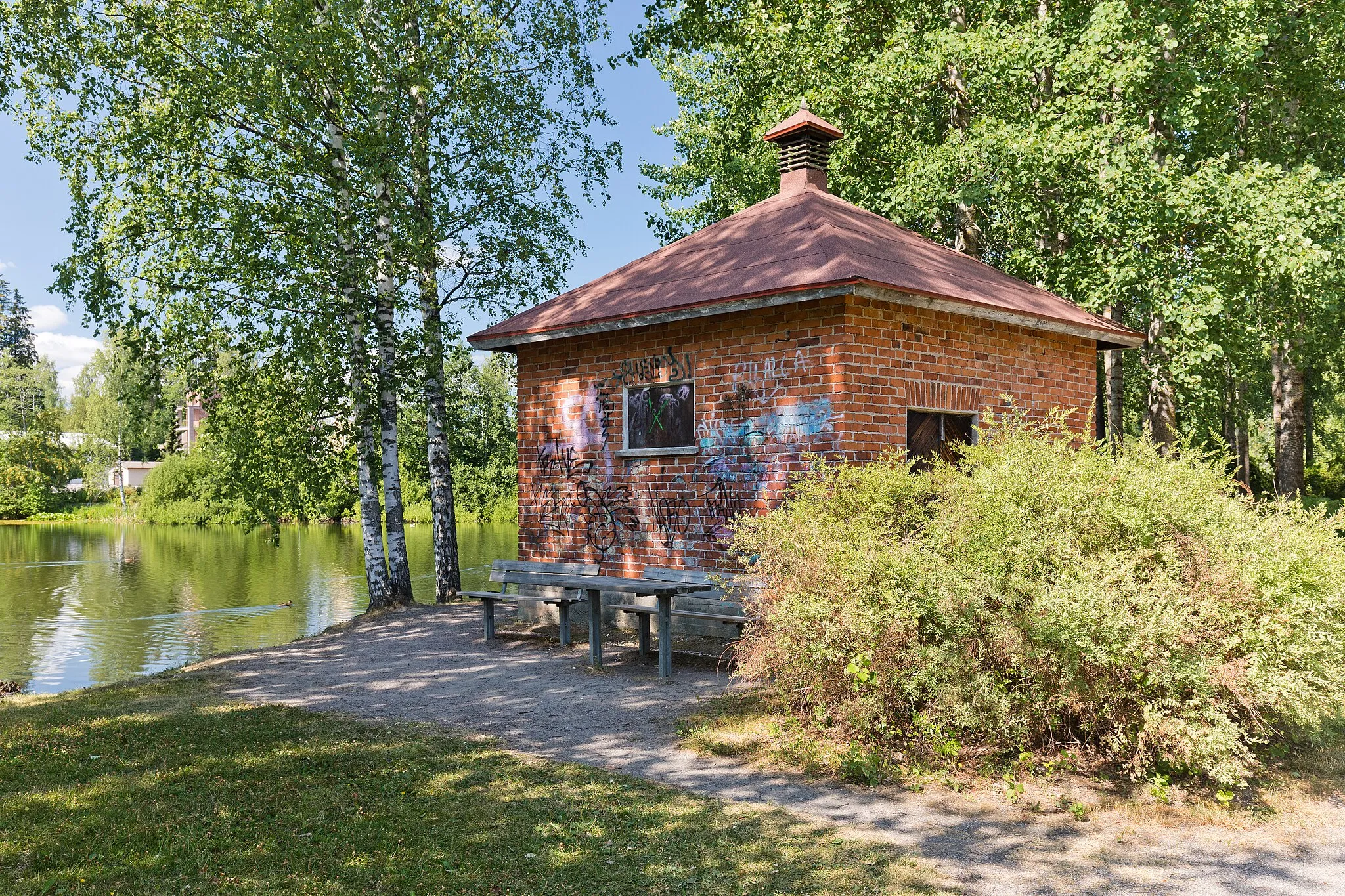 Photo showing: A structure by a clay pit pond in Jokela, Tuusula, Finland in 2021 July.