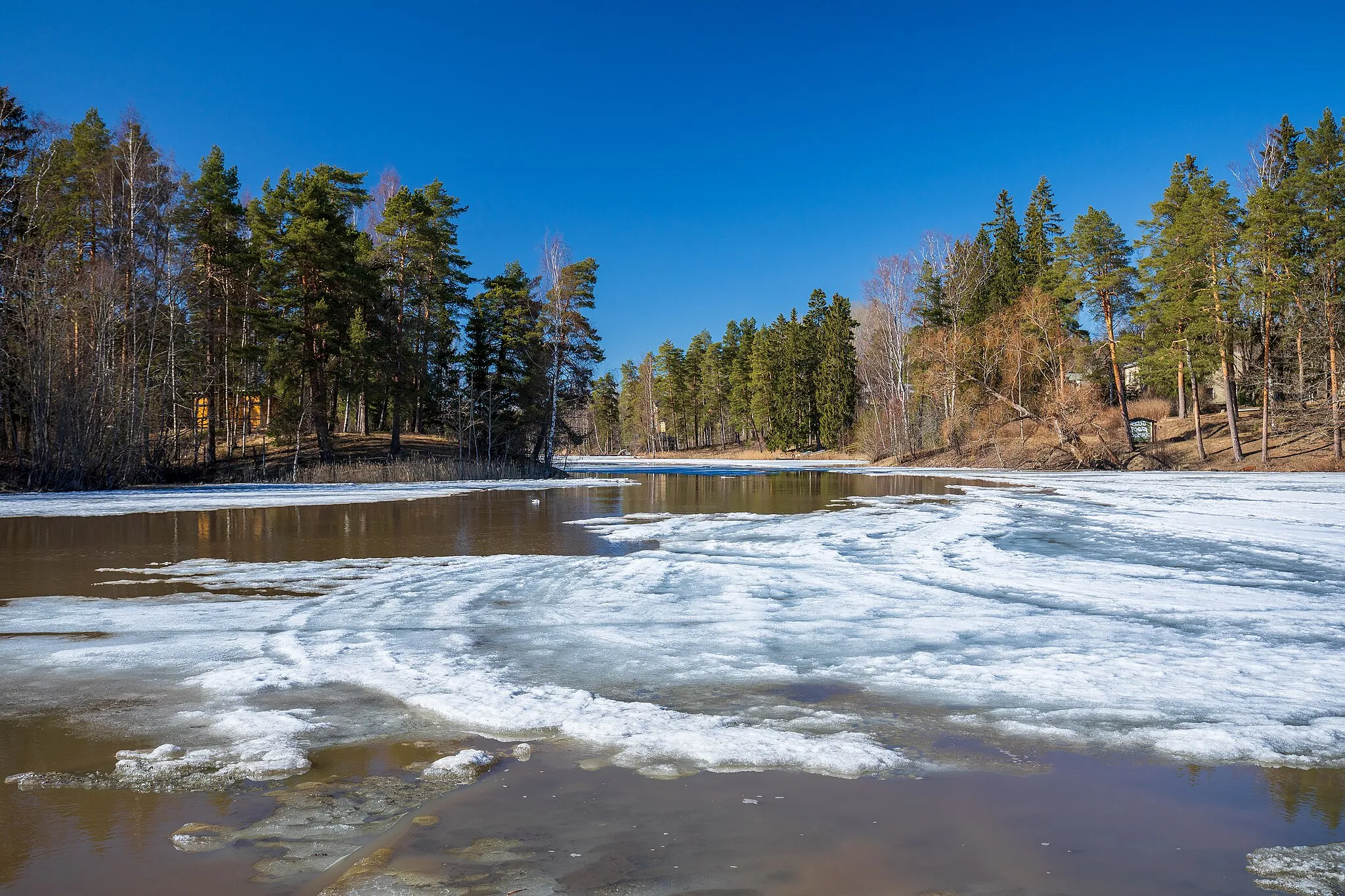 Photo showing: Ice melting on Keravanjoki river in Kellokoski, Tuusula, Finland in 2022 April.