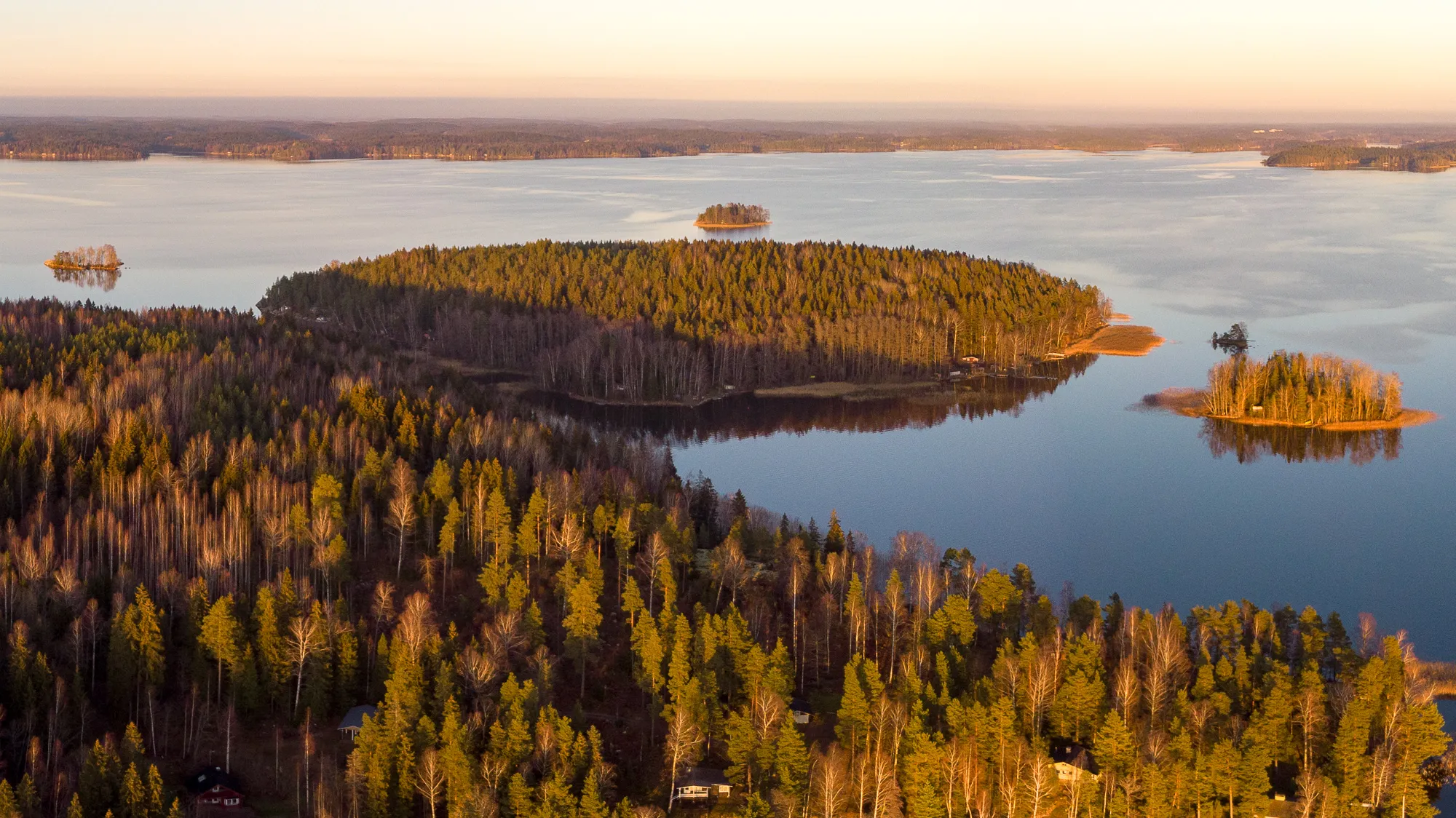 Photo showing: The island of Kuulukainen in Lohjanjärvi, Finland, with the smaller islands of Jyrkönsaari, Virmoo, and Karhusaari visible around it.