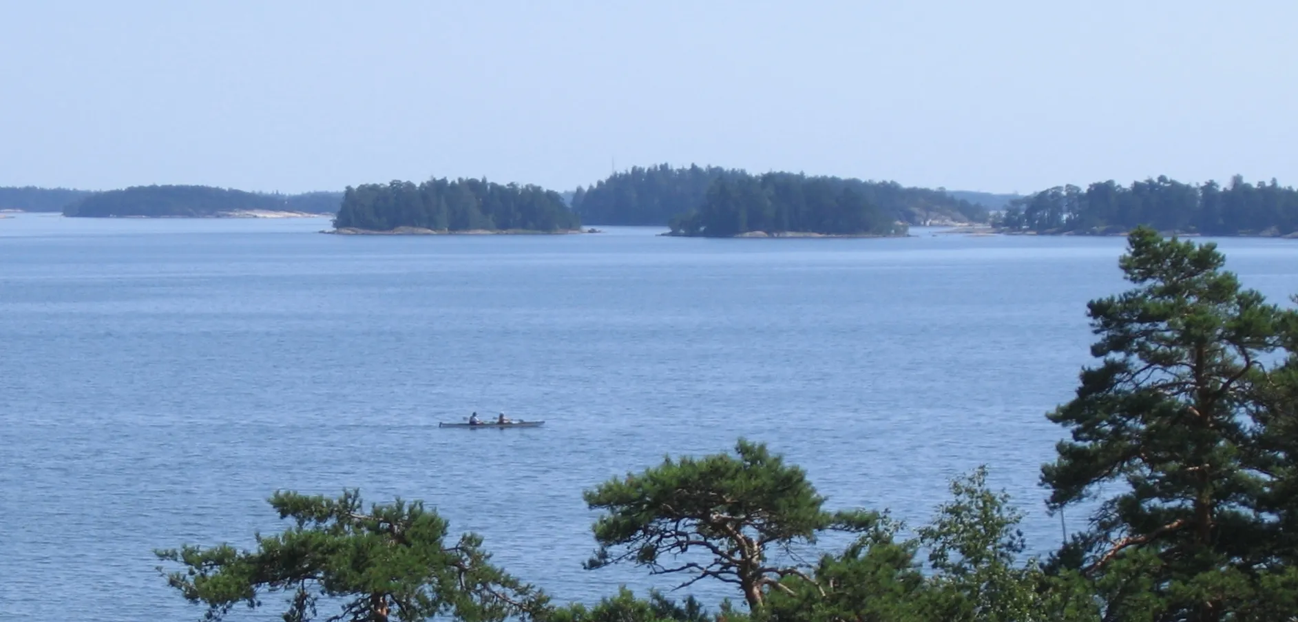 Photo showing: Kayakers in the archipelago of Sipoo, Finland, EU.