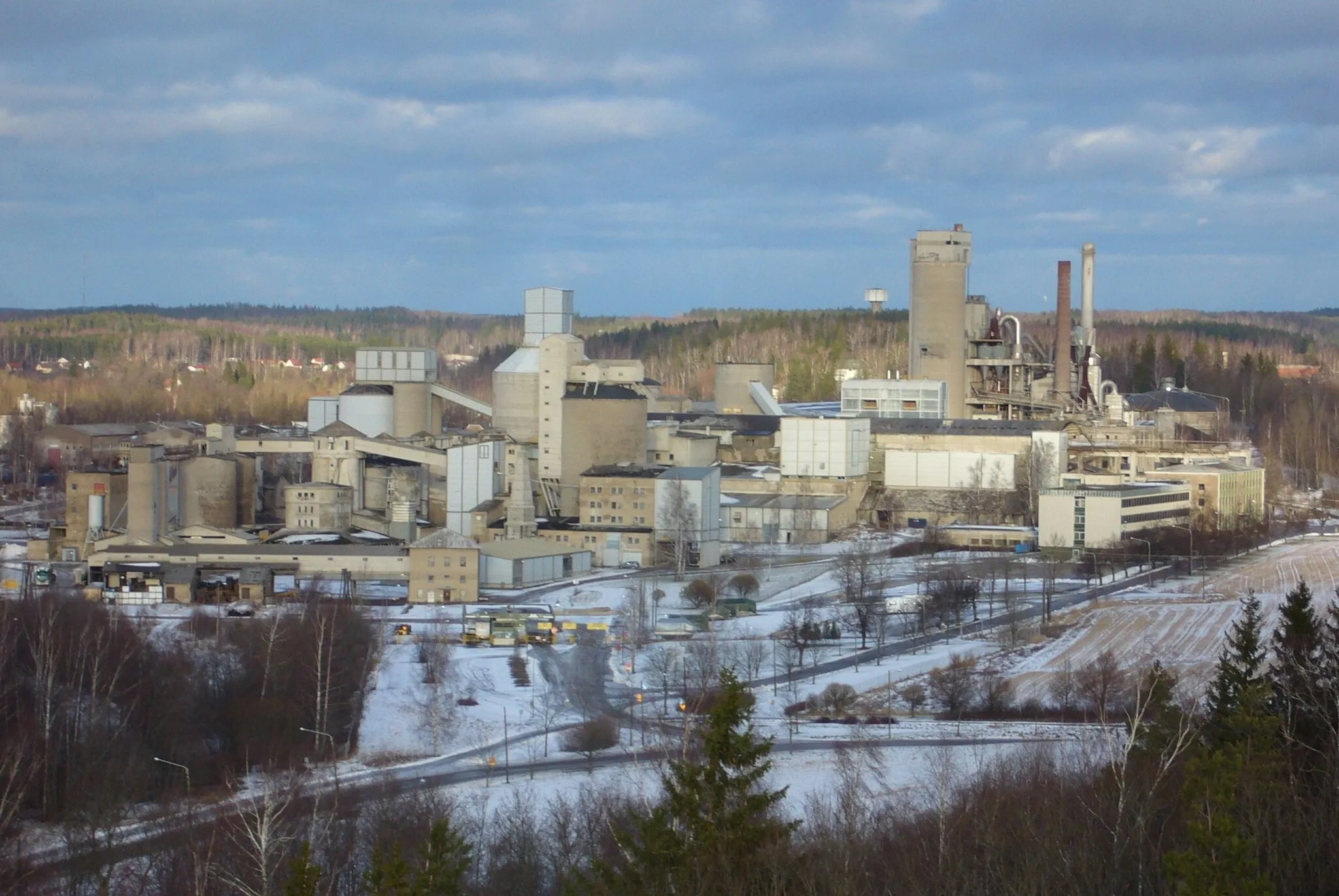 Photo showing: Virkkala limestone- and cement factory, picture taken from the top of Kukkumäki hill. The office building on the far right is the former head office of Oy Lohja Ab.