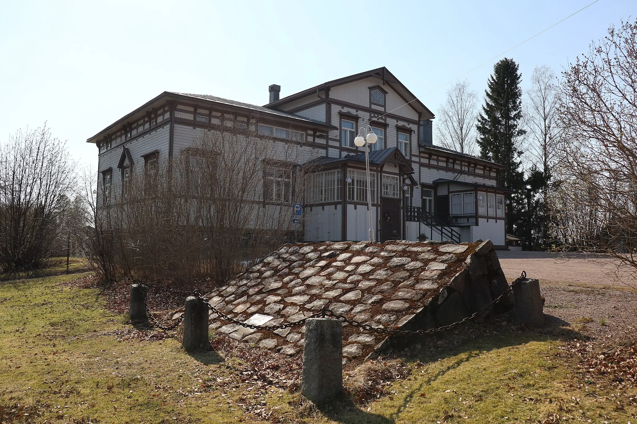 Photo showing: Sälinkään kartano Mäntsälän Sälinkään kylällä. Etualalla Kalle Honkasen kokoama Torppari-muistomerkki vuodelta 1983.