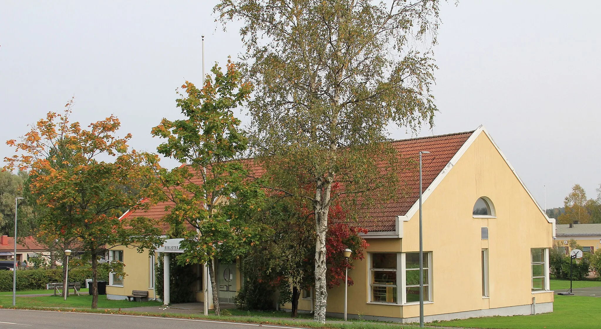 Photo showing: Liljendal library, Sävträsk, Liljendal, Loviisa, Finland. - Photo taken from Liljendalgården's yard.