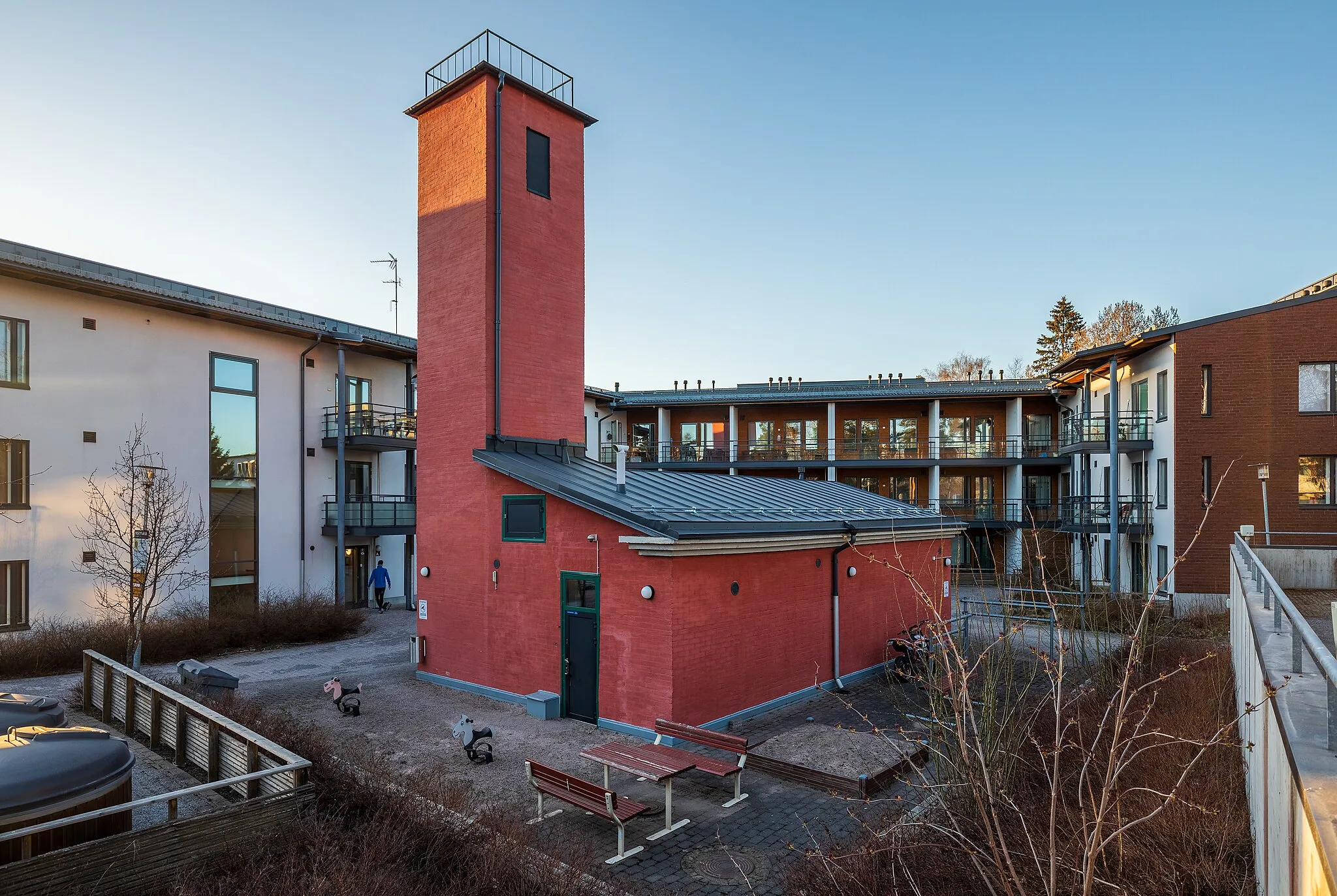 Photo showing: The former fire department building of Palokunnanmäki 1 in Tikkurila, Vantaa, Finland in 2022 April. Novadays, the former fire department, built in 1939, happens to be located in the center of a residential property built in 2009.